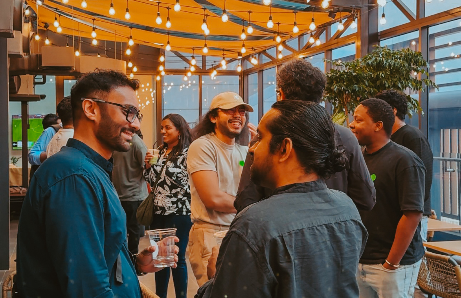 ސްޕާކްހަބުން ބޭއްވި އިވެންޓުގައި ބަޔަކު ބައްދަލުވެ ވާހަކަ ދައްކަނީ. -- ފޮޓޯ: ސްޕާކްހަބް