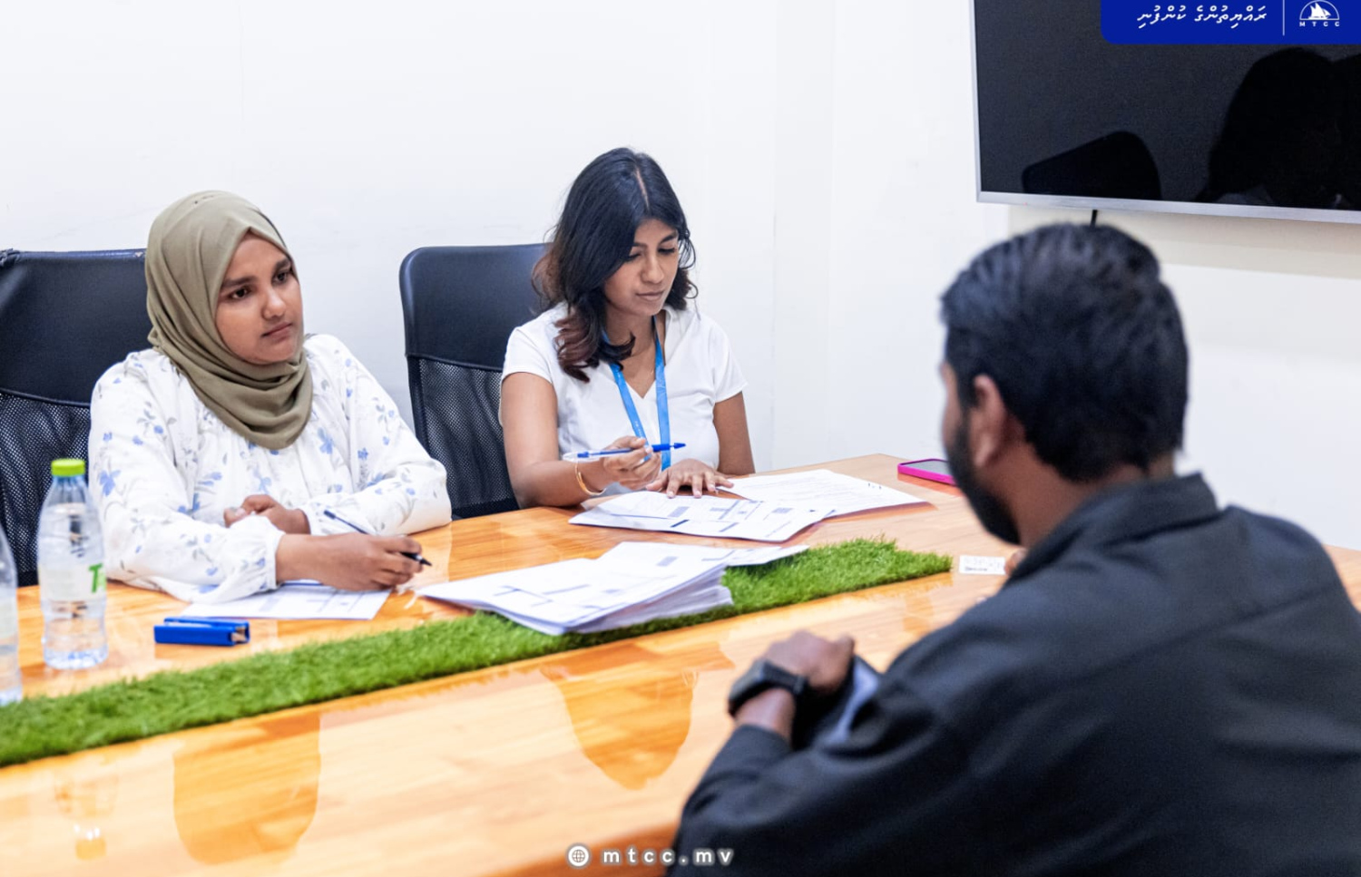 ޓެކްސީ ލައިނަށް ޑްރައިވަރުން ހޯދަން ބޭއްވި ވޯކް-އިން އިންޓަވިއުގައި މީހަކު އިންޓަވިއު ކުރަނީ.-- ފޮޓޯ: އެމްޓީސީސީ