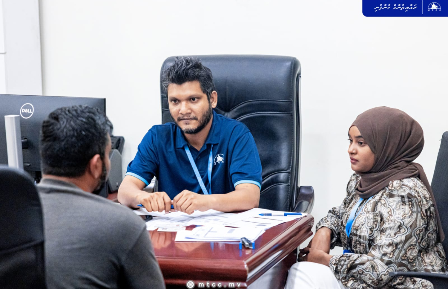 ޓެކްސީ ލައިނަށް ޑްރައިވަރުން ހޯދަން ބޭއްވި ވޯކް-އިން އިންޓަވިއުގައި މީހަކު އިންޓަވިއު ކުރަނީ.-- ފޮޓޯ: އެމްޓީސީސީ