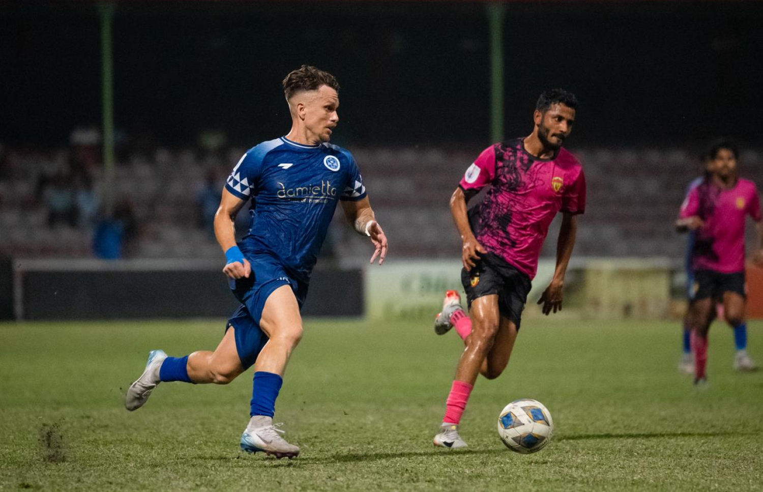 ނިއުގެ ޑި ސިލްވާ ބޯޅަ ހިފައިގެން ކުރިއަށް ދަނީ.-- ފޮޓޯ: ފަޔާޒު މޫސާ | މިހާރު