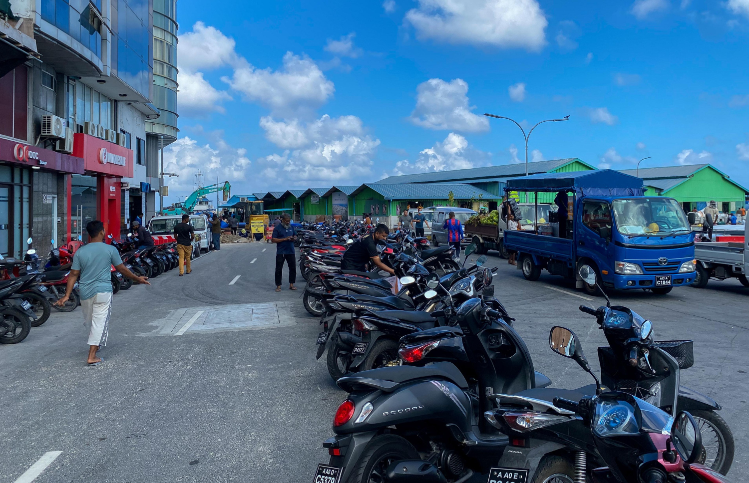 މާލޭގެ މަގެއްގައި ޕާކުކޮށްފައިވާ ސައިކަލުތަކެއް. މާލޭގައި ބޭނުންކުރާ ވެހިކަލްތަކުގެ 93 ޕަސެންޓަކީ ސައިކަލު -- ފޮޓޯ: ފަޔާޒް މޫސާ / މިހާރު