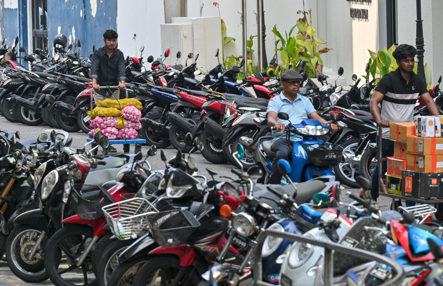 މާލޭގެ މަގެއްގައި ގިނަ އަދަދެއްގެ ސައިކަލް ޕާކުކޮށްފައި -- ފޮޓޯ: ފަޔާޒް މޫސާ / މިހާރު