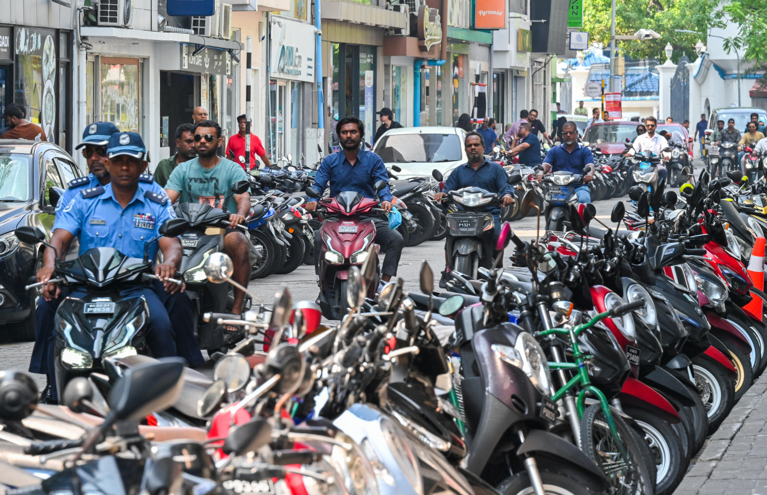 ތޮއްޖެހިފައިވާ މާލޭގެ މަގެއް. ވެހިކަލްތައް ޕާކު ނުކުރެވެނީ، އެކަމަށް ބޭނުންވާ އެކަށީޣެންވާ ޖާގަ ނެތުމުން -- ފޮޓޯ: ފަޔާޒް މޫސާ / މިހާރު