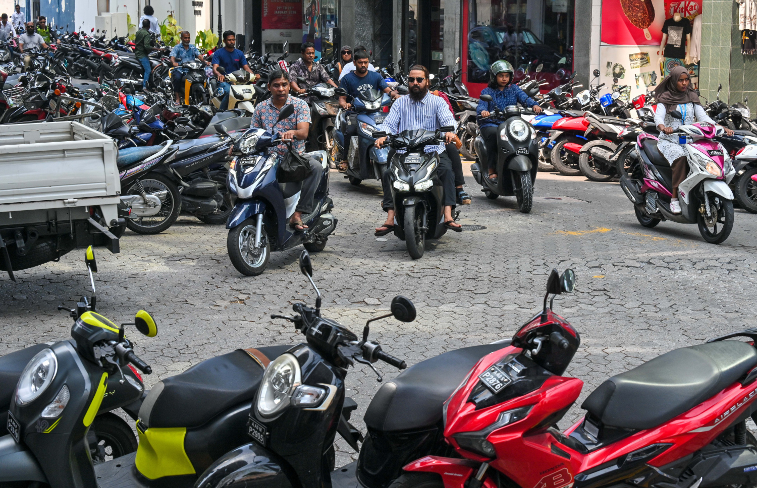 މާލޭގެ މަގެއްގައި ގިނަ އަދަދެއްގެ ސައިކަލްތައް ޕާކުކޮށްފައި. ސައިކަލުތަކާއި ވެހިކަލްތައް ވަރަށް ބޮޑަށް މަދުކުރަން ޖެހޭކަން ދިރާސާތަކުން އެނގޭ -- ފޮޓޯ: ފަޔާޒް މޫސާ / މިހާރު