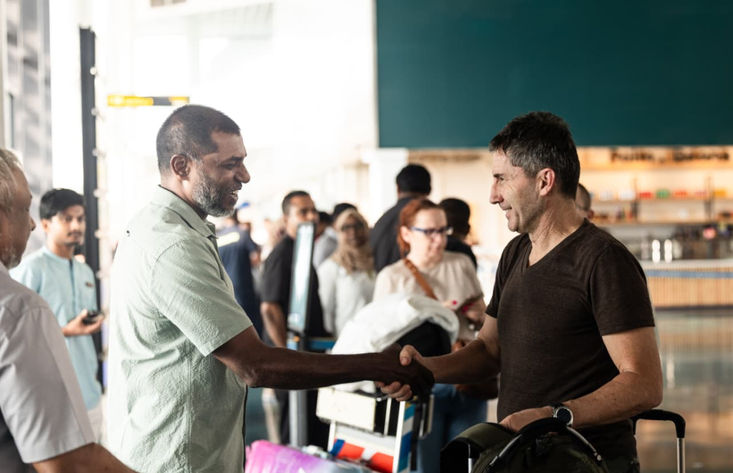 މިއަދު ރާއްޖެ އައި އުރްވާނީ އަށް، އޭނާގެ ކުރީގެ ކުޅުންތެރިޔާ އަދި އެފްއޭއެމްގެ އެކްސްކޯ މެންބަރު އިމްރާން މުހައްމަދު މަރުހަބާ ކިޔާނީ: އިމްރާނުގެ އިތުރުން އެފްއޭއެމްގެ ރައީސް ތޯރިގާއި އެކްސްކޯގެ އަނެއް މެންބަރު އުމޭރު ވެސް ވަނީ އުރްބާނީގެ ކޯޗުކަމުގެދަށުން ގައުމީ ޓީމަށް ކުޅެފަ --- ފޮޓޯ: އެފްއޭއެމް