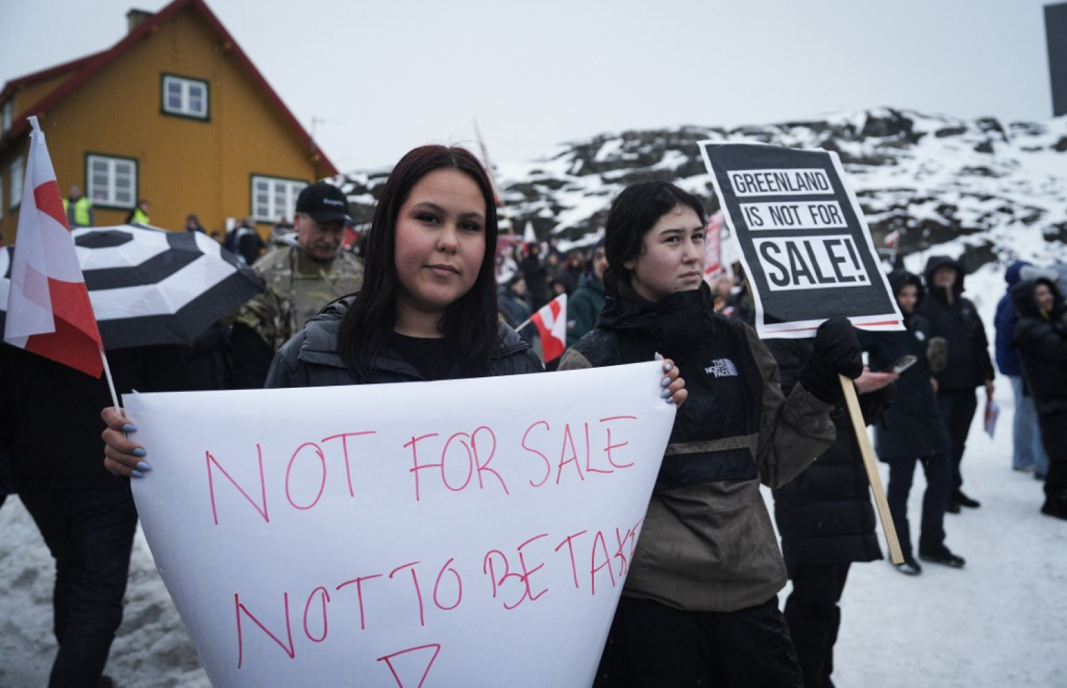 އެމެރިކާގެ ބާރުގެ ދަށަށް ގްރިންލެންޑު ގެންދިއުމާ ދެކޮޅަށް މުޒާހަރާކުރަނީ. -- ފޮޓޯ: އޭއެފްޕީ