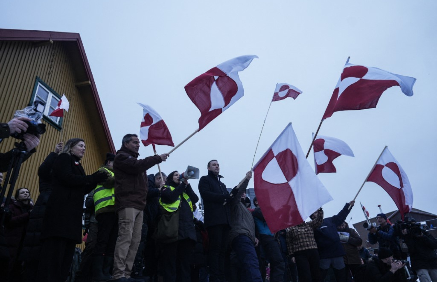 އެމެރިކާގެ ބާރުގެ ދަށަށް ގްރިންލެންޑު ގެންދިއުމާ ދެކޮޅަށް މުޒާހަރާކުރަނީ. -- ފޮޓޯ: އޭއެފްޕީ