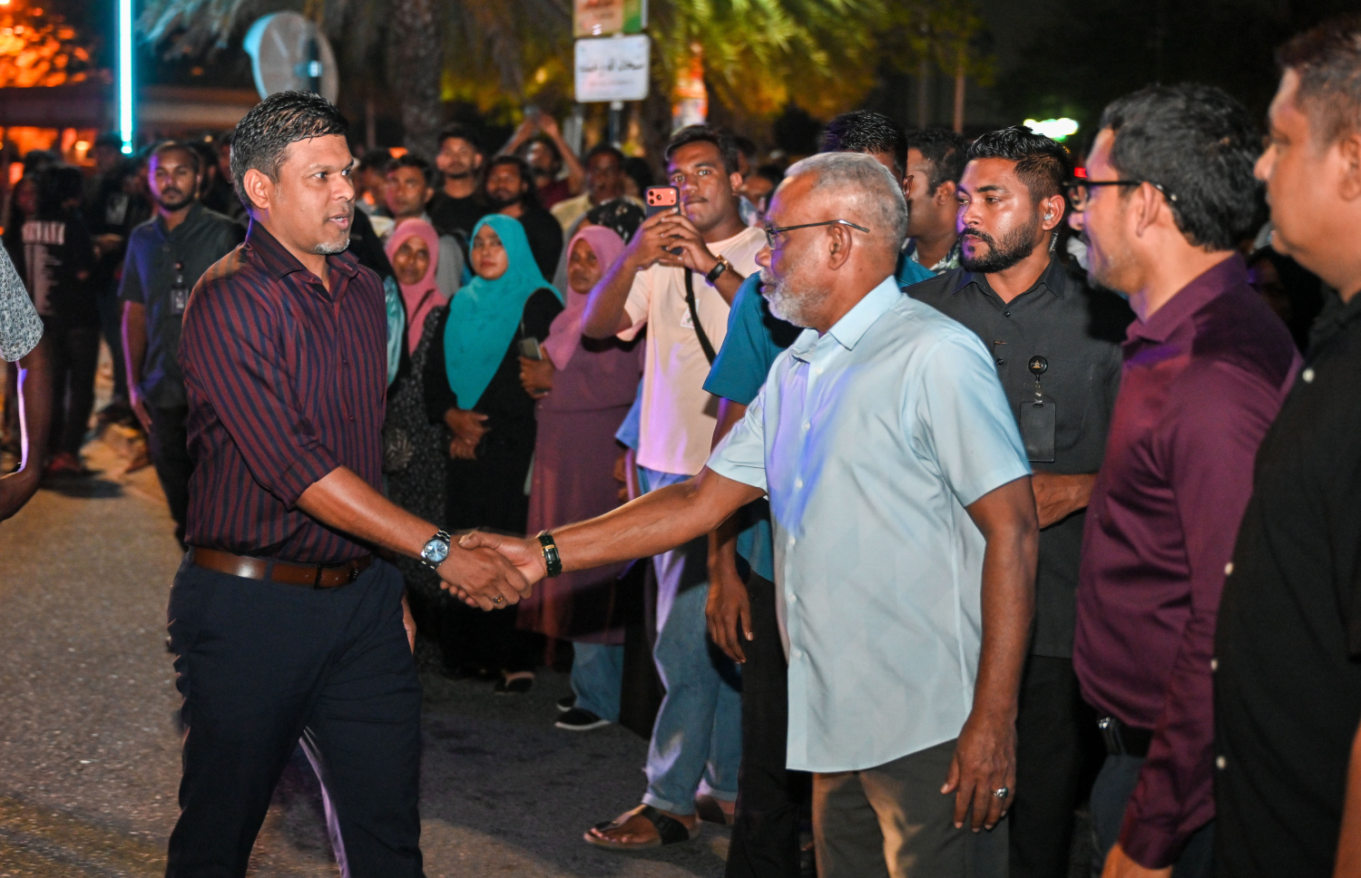 މާލޭ ސިޓީގެ މޭޔަރު ކަމަށް ސަރުކާރު ހިންގާ ޕާޓީ، ޕީއެންސީ ޓިކެޓުގައި ވާދަކުރައްވާ މޫސާ އަލީ ޖަލީލުގެ ކެމްޕެއިން ޖަގަހަ ހުޅުވުމަށް ބޭއްވި ރަސްމިއްޔާތަށް ނައިބް ރައީސް ހުސެއިން މުހައްމަދު ލަތީފް ވަޑައިގަތުމުން މަޖިލިސް ރައީސް އަބްދުއްރަހީމް އަބްދުﷲ މަރްހަބާ ދަންނަވާ ސަލާން ކުރައްވަނީ -- ފޮޓޯ: ފަޔާޒު މޫސާ | މިހާރު