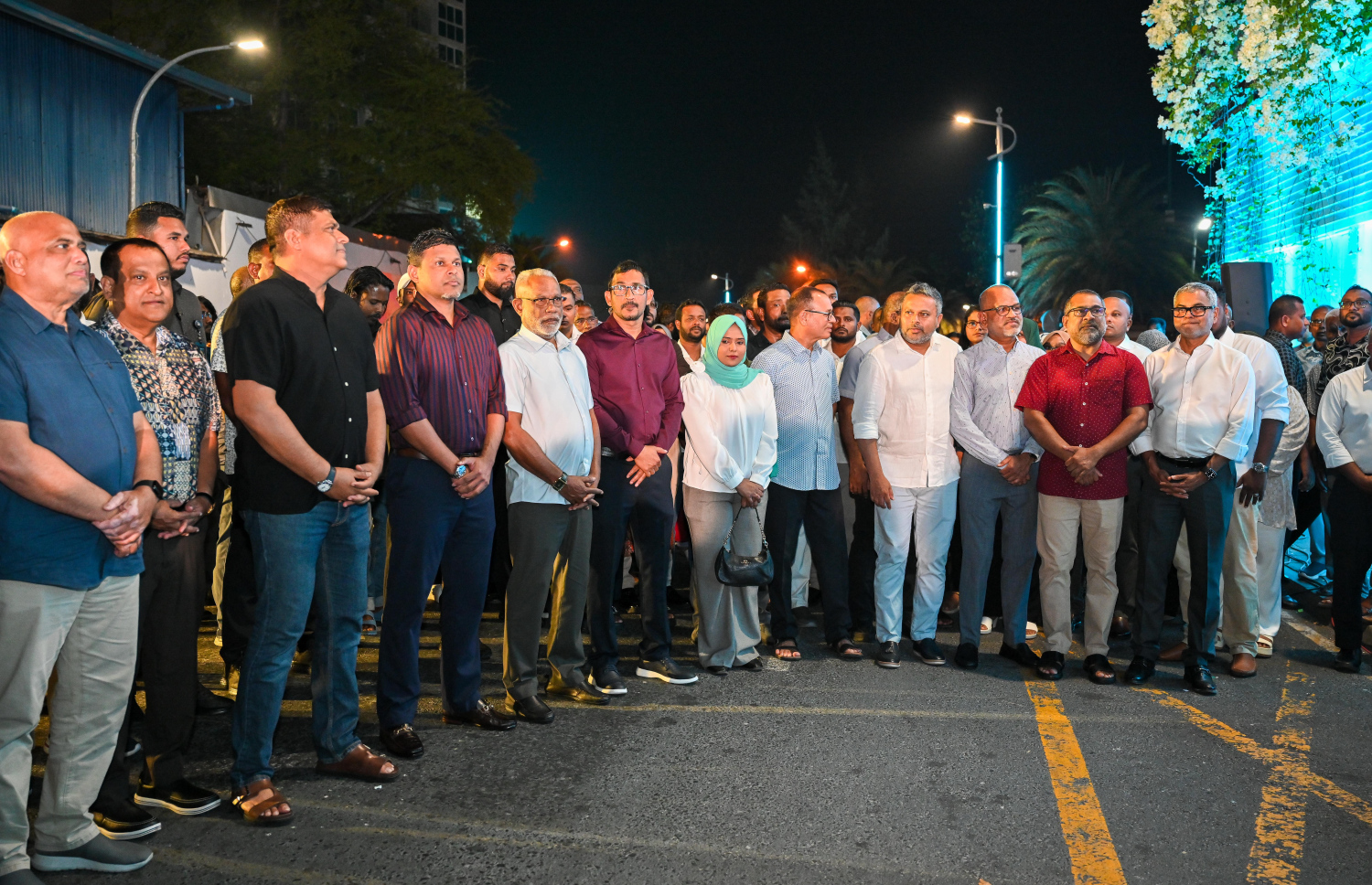 މާލޭ ސިޓީގެ މޭޔަރު ކަމަށް ސަރުކާރު ހިންގާ ޕާޓީ، ޕީއެންސީ ޓިކެޓުގައި ވާދަކުރައްވާ މޫސާ އަލީ ޖަލީލުގެ ކެމްޕެއިން ޖަގަހަ ހުޅުވުމަށް ބޭއްވި ރަސްމިއްޔާތުގައި ނައިބު ރައީސް ހުސެއިން މުހައްމަދު ލަތީފްއާ ސަރުކާރުގެ ބައެއް އިސްވެރިން ބައިވެރިވެވަޑައިގަންނަވަނީ -- ފޮޓޯ: ފަޔާޒު މޫސާ | މިހާރު