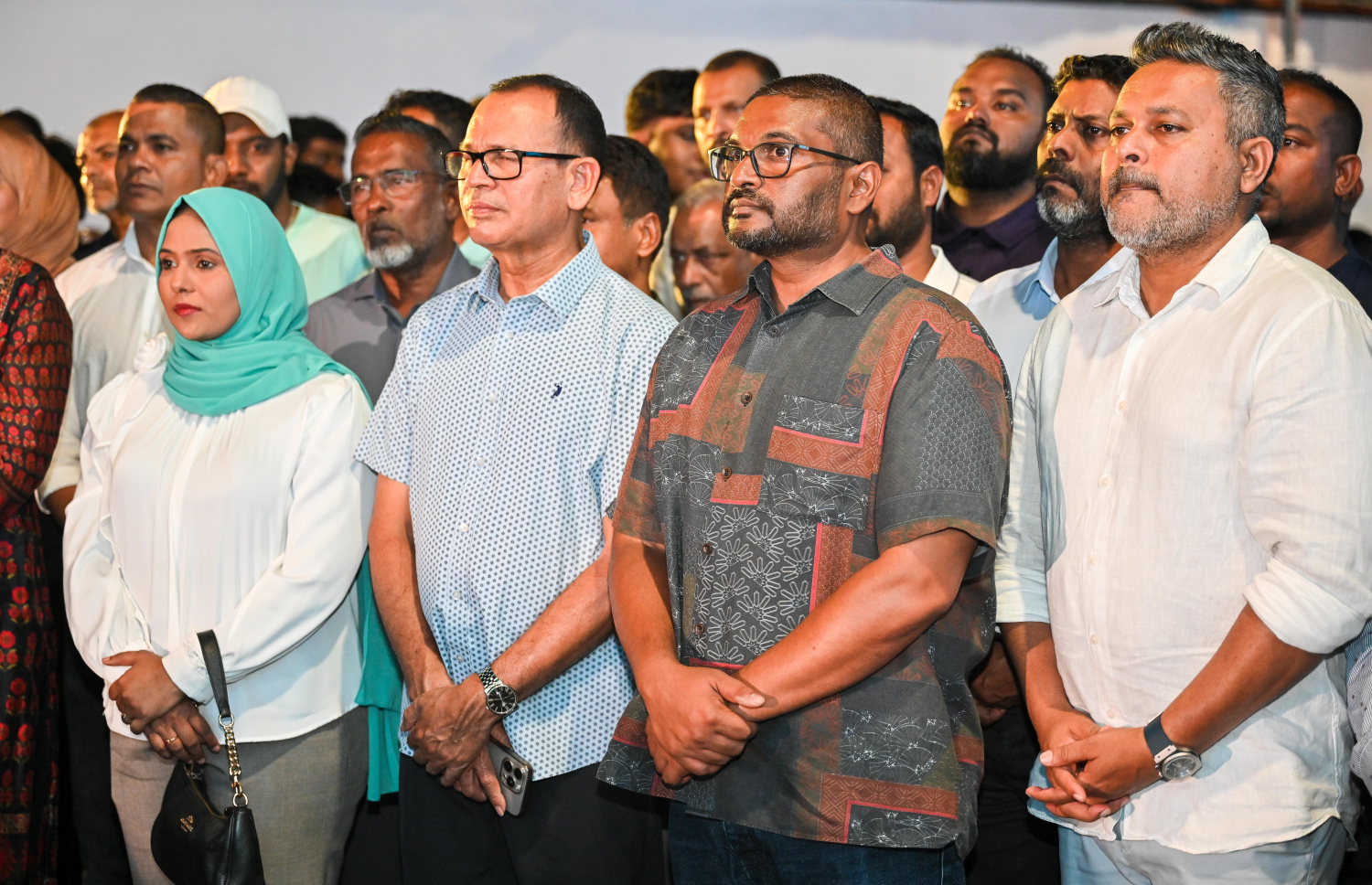 މާލޭ ސިޓީގެ މޭޔަރު ކަމަށް ސަރުކާރު ހިންގާ ޕާޓީ، ޕީއެންސީ ޓިކެޓުގައި ވާދަކުރައްވާ ކުރީގެ ޗީފް އޮފް ޑިފެންސް ފޯސް އަދި ކުރީގެ ޑިފެންސް މިނިސްޓަރު މޫސާ އަލީ ޖަލީލުގެ ކެމްޕެއިން ޖަގަހަ ހުޅުވުމަށް ބޭއްވި ރަސްމިއްޔާތުގައި ސަރުކާރުގެ މިނިސްޓަރުން ބައިވެރިވަޑައިގަންނަވަނީ -- ފޮޓޯ: ފަޔާޒު މޫސާ | މިހާރު