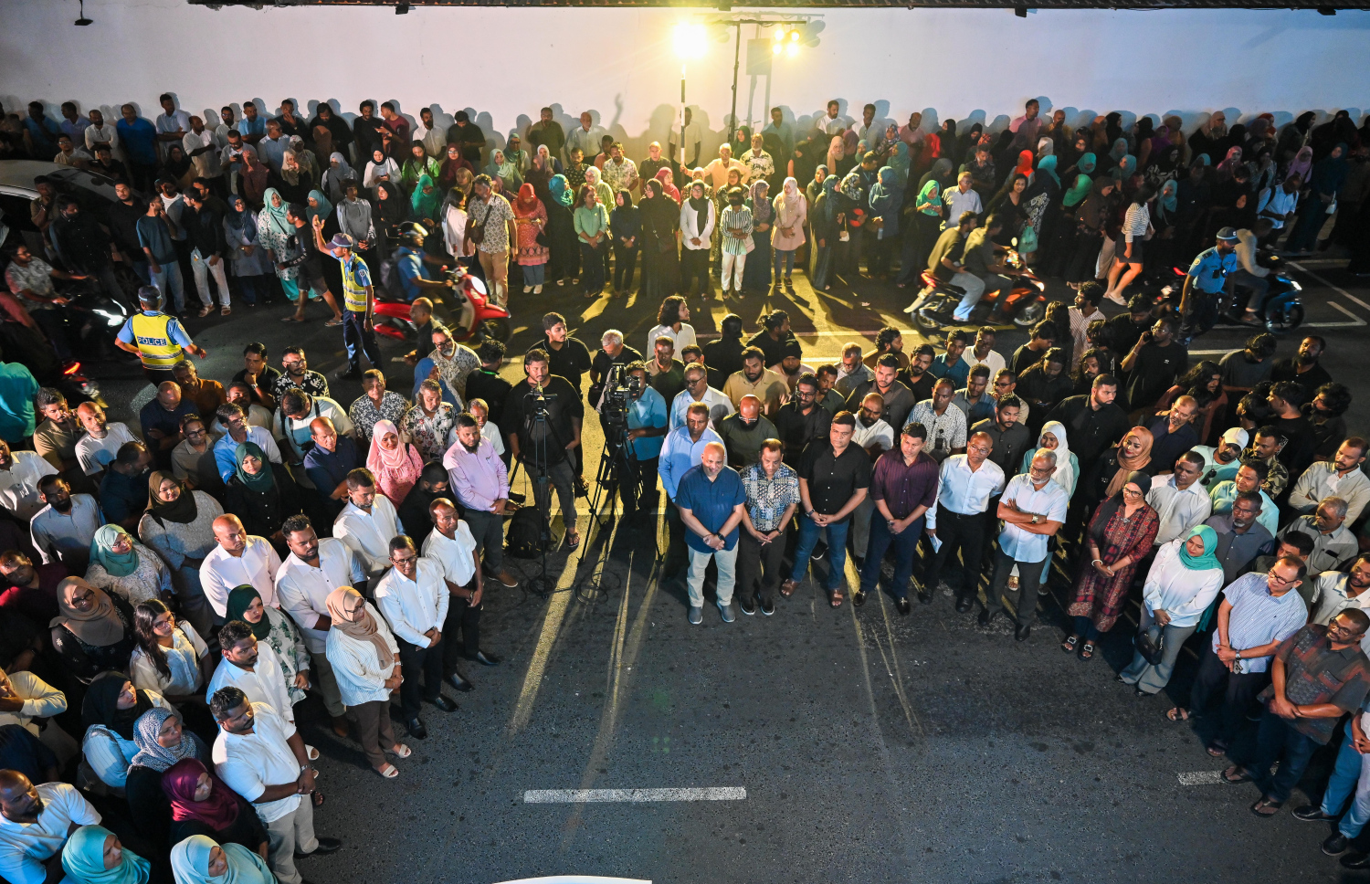 އަންނަ އޭޕްރީލް މަހުގެ ހަތަރު ވަނަ ދުވަހު ބާއްވާ ކައުންސިލްތަކުގެ އިންތިހާބުގައި މާލޭގެ މޭޔަރު ކަމަށް ވާދަކުރައްވާ މޫސާ އަލީ ޖަލީލުގެ ކެމްޕެއިން ޖަގަހަ ހުޅުވުމަށް ބޭއްވި ރަސްމިއްޔާތުގައި ޕީއެންސީގެ މެމްބަރުން ބައިވެރިވަނީ -- ފޮޓޯ؛ ފަޔާޒު މޫސާ | މިހާރު