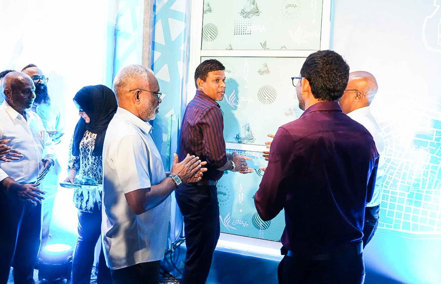 އަންނަ އޭޕްރީލް މަހުގެ ހަތަރު ވަނަ ދުވަހު ބާއްވާ ކައުންސިލްތަކުގެ އިންތިހާބުގައި މޭޔަރު ކަމަށް ވާދަކުރައްވާ މޫސާ އަލީ ޖަލީލުގެ ކެމްޕެއިން ޖަގަހަ ނައިބް ރައީސް ހުސެއިން މުހައްމަދު ލަތީފް ހުޅުވައިދެއްވަނީ -- ފޮޓޯ؛ ފަޔާޒު މޫސާ | މިހާރު