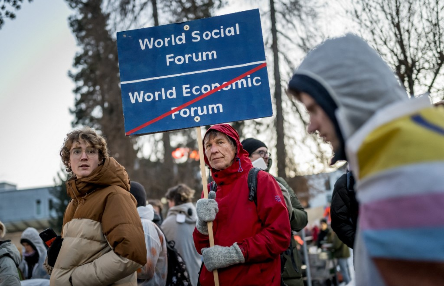 އިކޮނޮމިކް ފޯރަމް ކުރިއަށްދާއިރު އެތަނުގެ ބޭރުގައި މީހުން މުޒާހަރާކޮށް ޝުއޫރު ފާޅުކުރަނީ. -- ފޮޓޯ: އޭއެފްޕީ