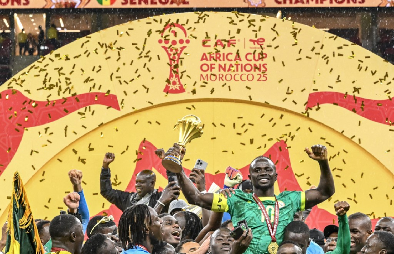 ސެނެގާލްގެ ޓީމު، ކެޕްޓަން މާނޭ އުފުލާލައިގެން. މާނޭ ވަނީ ސެނެގާލާ އެކު ދެ ފަހަރު ތަށި ނަގައިފަ.-- ފޮޓޯ: އޭއެފްޕީ