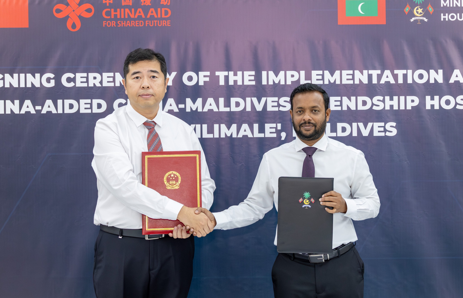 ޗައިނާގެ އެހީގައި ވިލިމާލޭގައި ހަދާ ހޮސްޕިޓަލުގެ ކޮންޓްރެކްޓަރަކު ކަނޑައެޅުމުގެ އެއްބަސްވުމުގައި ސޮއިކުރުމަށް ފަހު މިނިސްޓަރު ޑރ. އަބްދުﷲ މުއްތަލިބާއި ޗައިނާ އެމްބަސީގެ ކައުންސެލާ ޒެންގެ ޒޫ  ސަލާންކުރައްވަނީ.-- ފޮޓޯ: ކޮންސްޓްރަކްޝަން މިނިސްޓްރީ