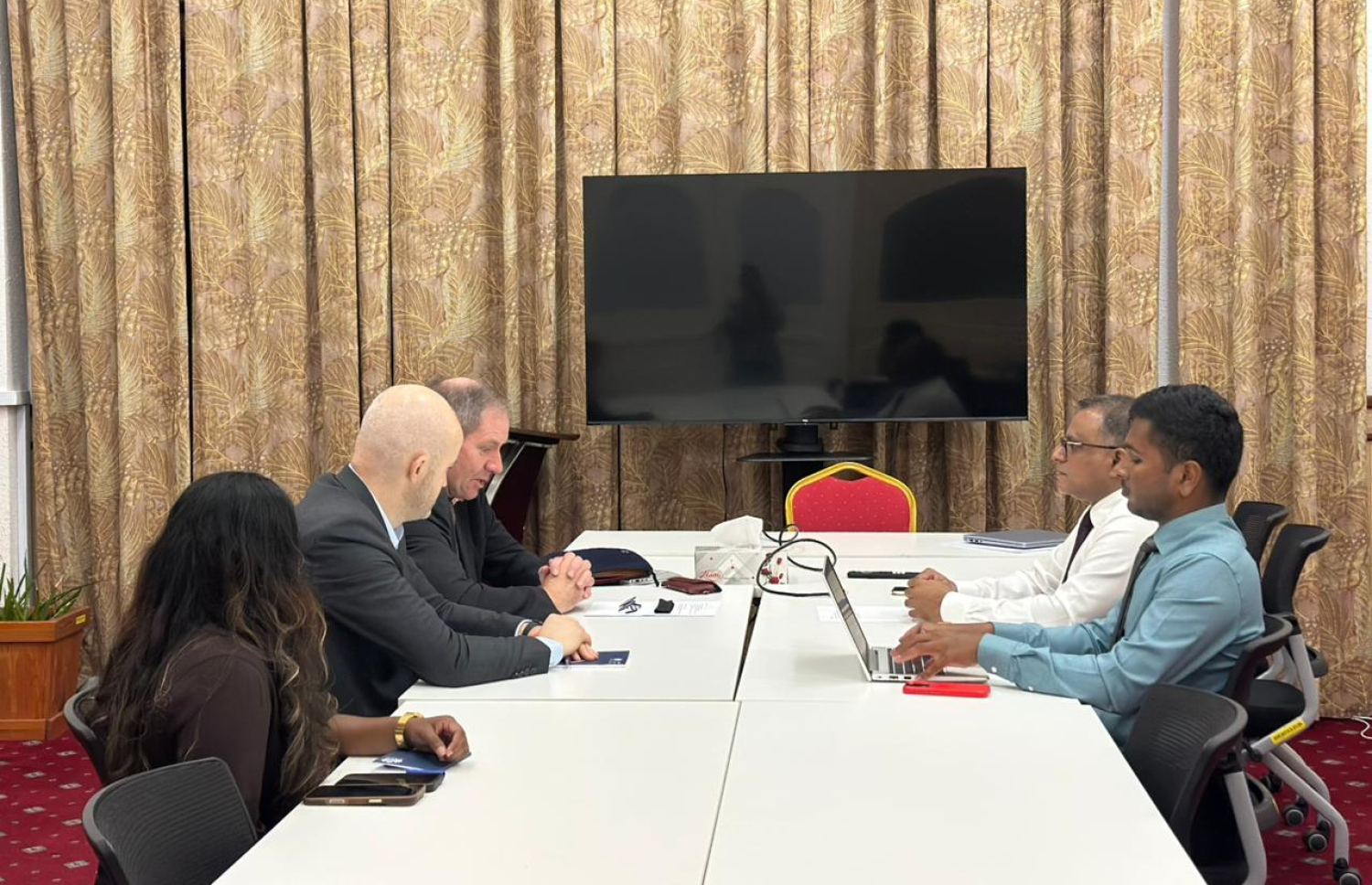 ތިމާވެއްޓާ ބެހޭ މިނިސްޓްރީން ބްރިޓިޝް ހައި ކޮމިޝަނާ އެކު ބޭއްވި ބައްދަލުވުން.-- ފޮޓޯ: ތިމާވެއްޓާ ބެހޭ މިނިސްޓްރީ