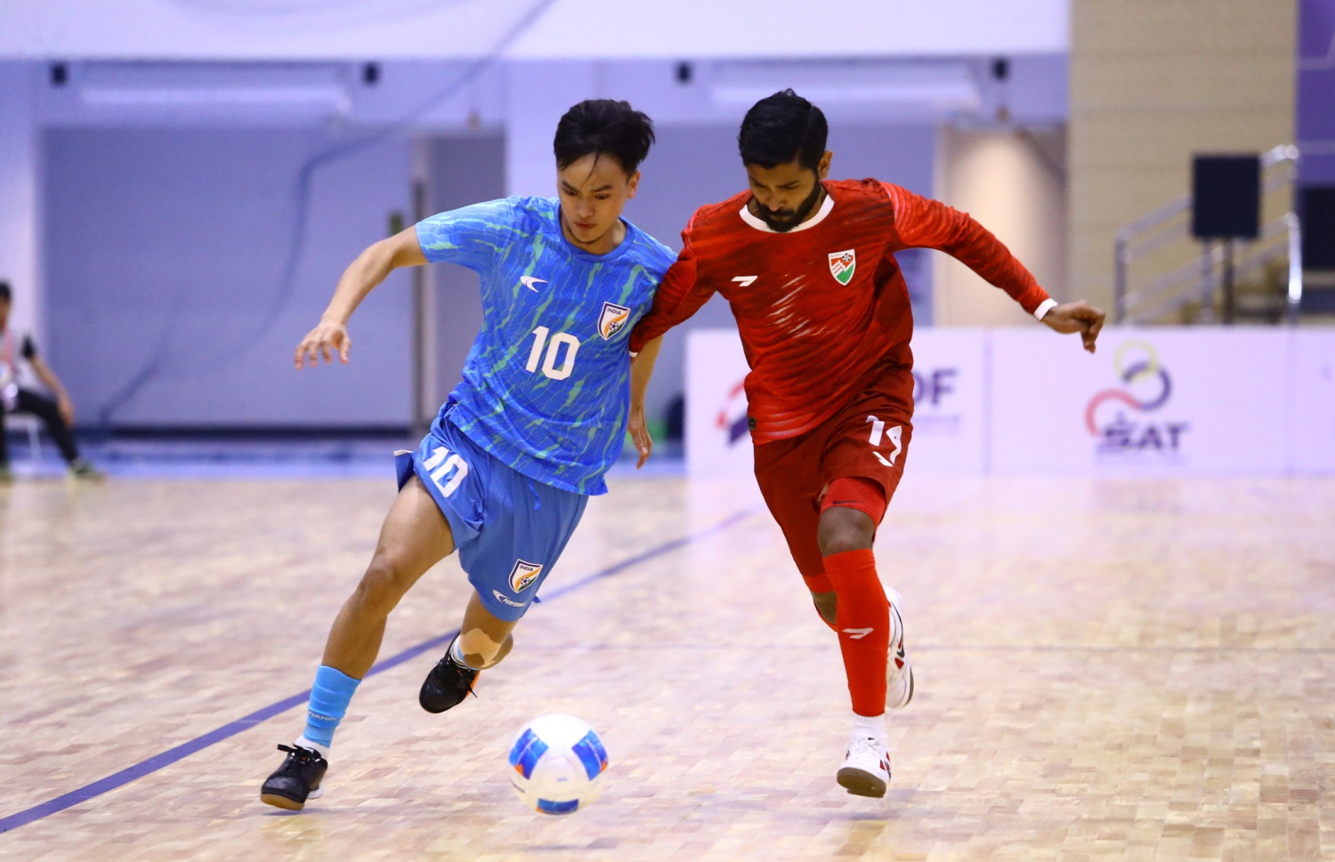 އިންޑިއާއާ ދެކޮޅަށް ރާއްޖޭން ކުޅުނު މެޗުގެ ތެރެއިން: މެޗުން މޮޅުވެ ރާއްޖޭން ވަނީ ތަށި ހޯދުމުގެ އުއްމީދު ބޮޑުކޮށްފަ --- ފޮޓޯ: ސާފް