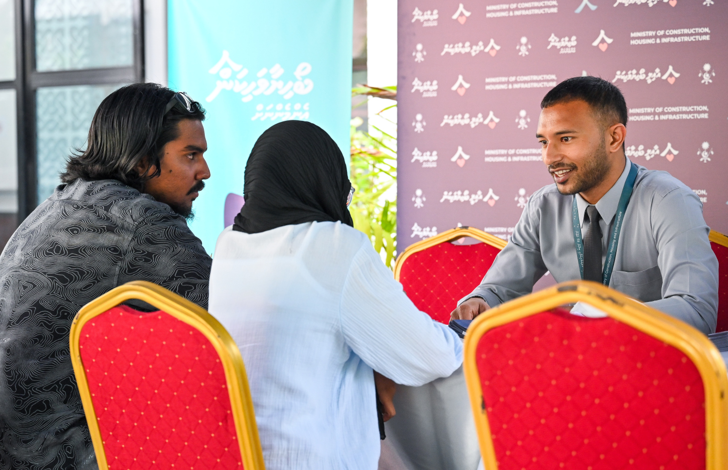 ބޯހިޔާވަހިކަމުގެ މަޝްރޫއުއާ ގުޅޭ މައުލޫމާތު ހައުސިން މިނިސްޓްރީ އޮފިޝަލަކު ބަޔަކަށް ދެނީ-- ފޮޓޯ: ފަޔާޒު މޫސާ | މިހާރު