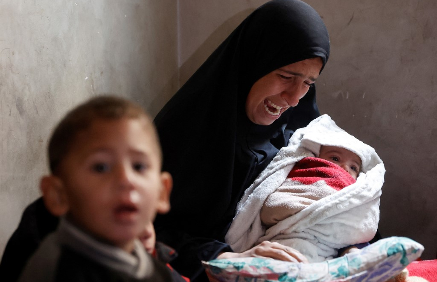 ފަލަސްތީނުގެ ޣައްޒާގައި މިއަދު ދިން ހަމަލާގައި ޝަހީދުވި ބައެއްގެ އާއިލާގެ މީހަކު ރޮނީ: ހަމަލާތައް ހުއްޓާލައިގެން ތިބޭ ކަމަށް ބުންޏަސް އިޒްރޭލުން ދަނީ ހަމަލާ ދެމުން. -- ފޮޓޯ: އޭއެފްޕީ