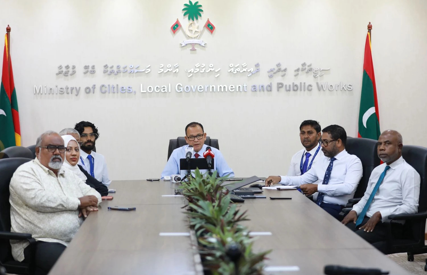 ލޯކަލް ގަވަމެންޓް މިނިސްޓްރީން މިއަދު ބޭއްވި ބައްދަލުވުމުގައި މިނިސްޓަރު އާދަމް ޝަރީފާއި އެ މިނިސްޓްރީގެ ބައެއް މުވައްޒަފުން ބައިވެރިވަނީ.-- ފޮޓޯ: ލޯކަލް ގަވަމެންޓް މިނިސްޓްރީ