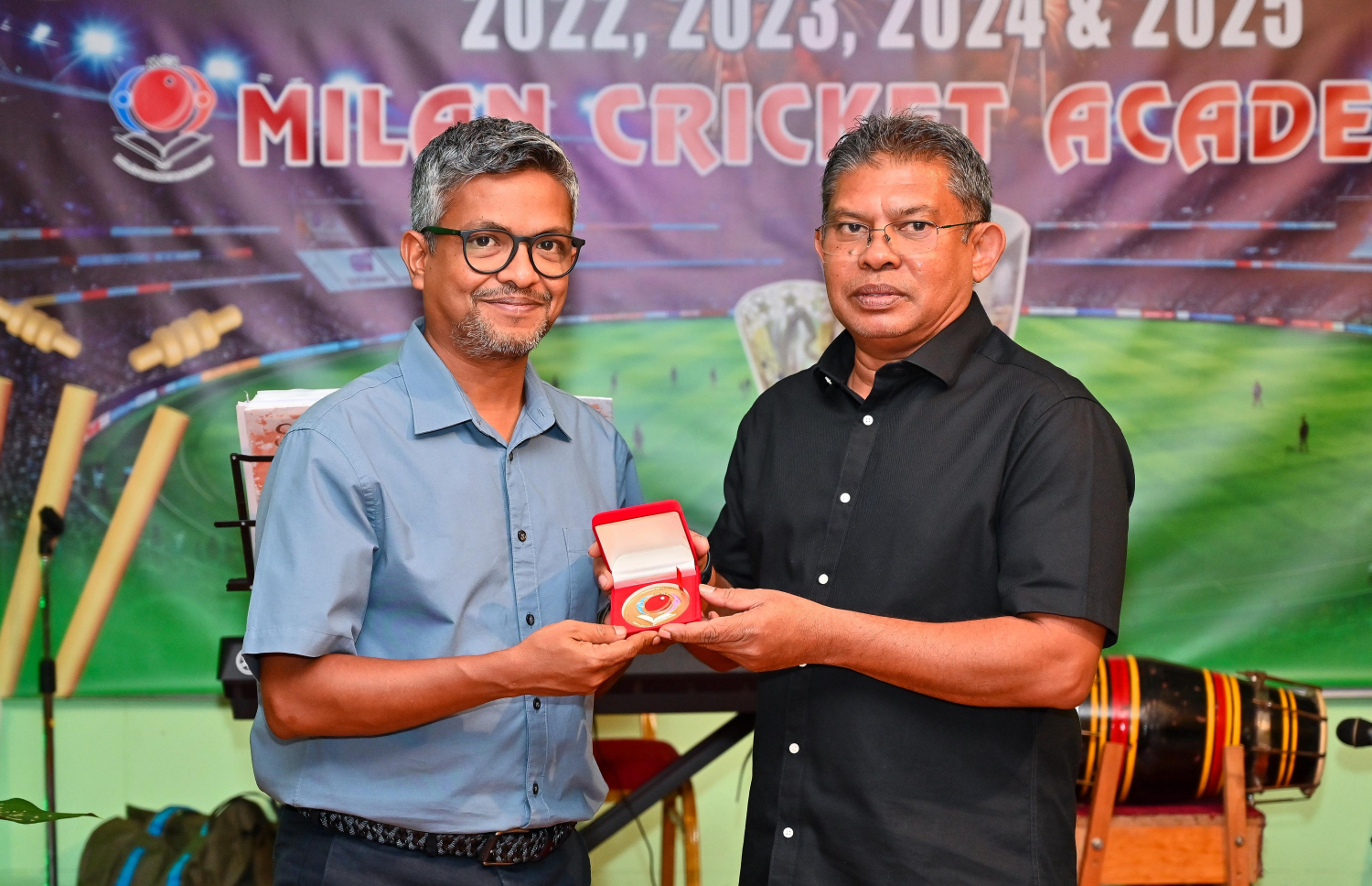 ޑރ. މުހައްމަދު ޒާހިރު ހުސައިން، ދިވެހި ކްރިކެޓަށް ކޮށްދެއްވި ހިދުމަތުގެ އަގުވަޒަންކުރުމުގެ ގޮތުން މިލާން ކްރިކެޓް އެކަޑަމީގެ ފަރާތުން ޑރ. ޒާހިރަށް ދެއްވި ރަމްޒީ މެޑަލްއާ، ޒާހިރުގެ ދަރިކަލުން ވާއިލް (ވ) ހަވާލުވެ ވަޑައިގަންނަވަނީ. --- ފޮޓޯ: ފަޔާޒު މޫސާ