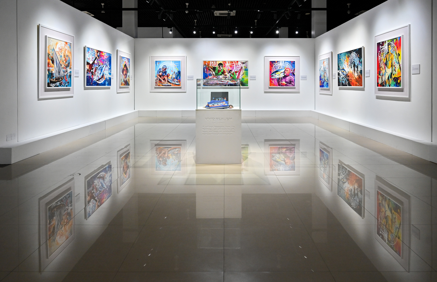 ކުރެހުންތެރިޔާ ހުސައިން އަލީ މަނިކުގެ "ވިވިޑް ރިއަލިޒަމް - ބައި ހުސައިން" އާޓް އެގްޒިބިޝަންގައި ހުސެއިންގެ ކުރެހުންތައް ދައްކާލަން ބަހައްޓާފައި.-- ފޮޓޯ: ފަޔާޒު މޫސާ | މިހާރު