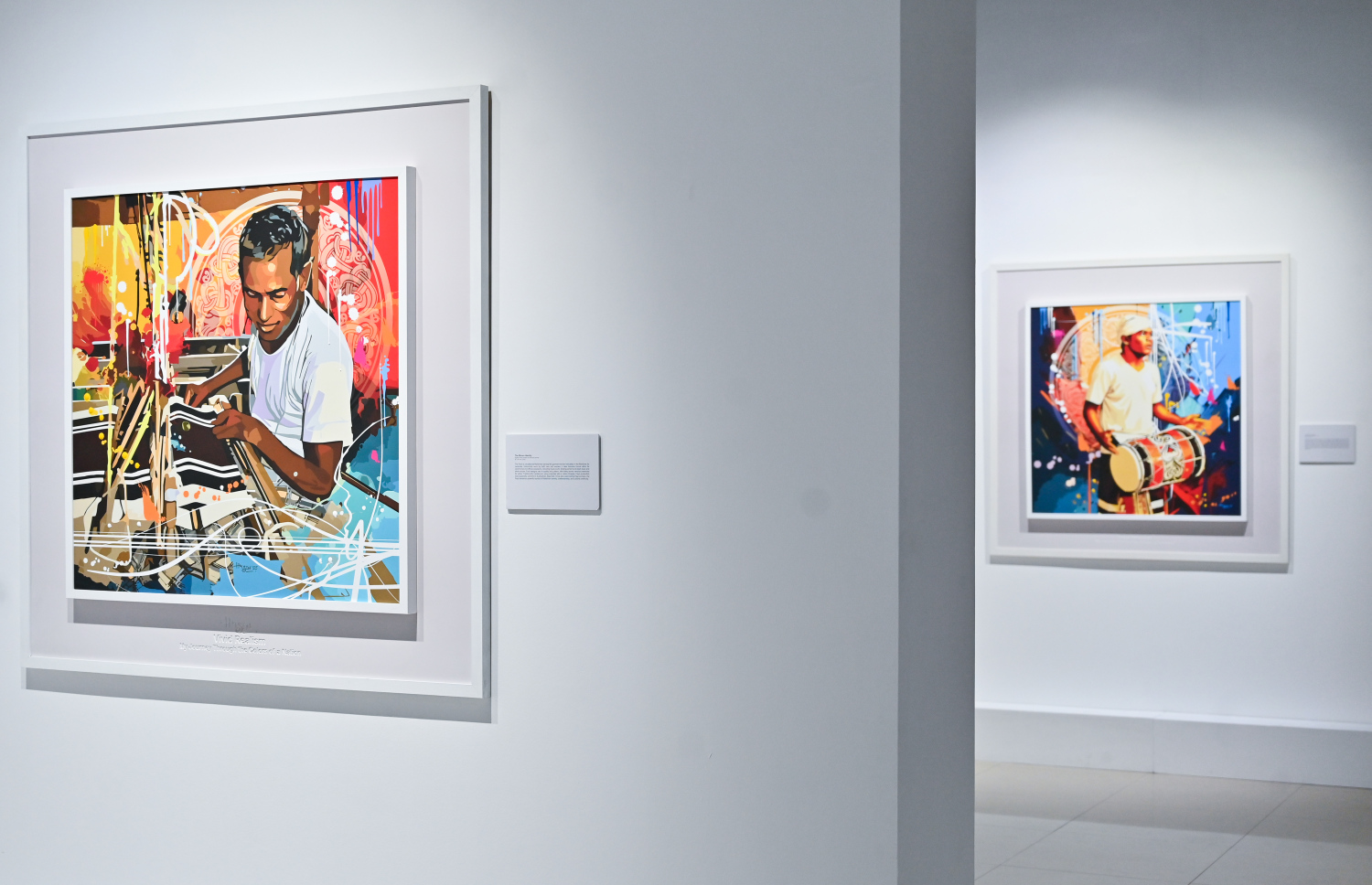 ކުރެހުންތެރިޔާ ހުސައިން އަލީ މަނިކުގެ "ވިވިޑް ރިއަލިޒަމް - ބައި ހުސައިން" އާޓް އެގްޒިބިޝަންގައި ހުސެއިންގެ ކުރެހުންތައް ދައްކާލަން ބަހައްޓާފައި: މިއީ ދިވެހި ދިރިއުޅުމުގެ އާދަކާދަ އާއި މަސައްކަތްތެރިކަން ސިފަކޮށްދޭ ކުރެހުންތައް ދައްކާލާ އެގްޒިބިޝަނެއް.-- ފޮޓޯ: ފަޔާޒު މޫސާ | މިހާރު