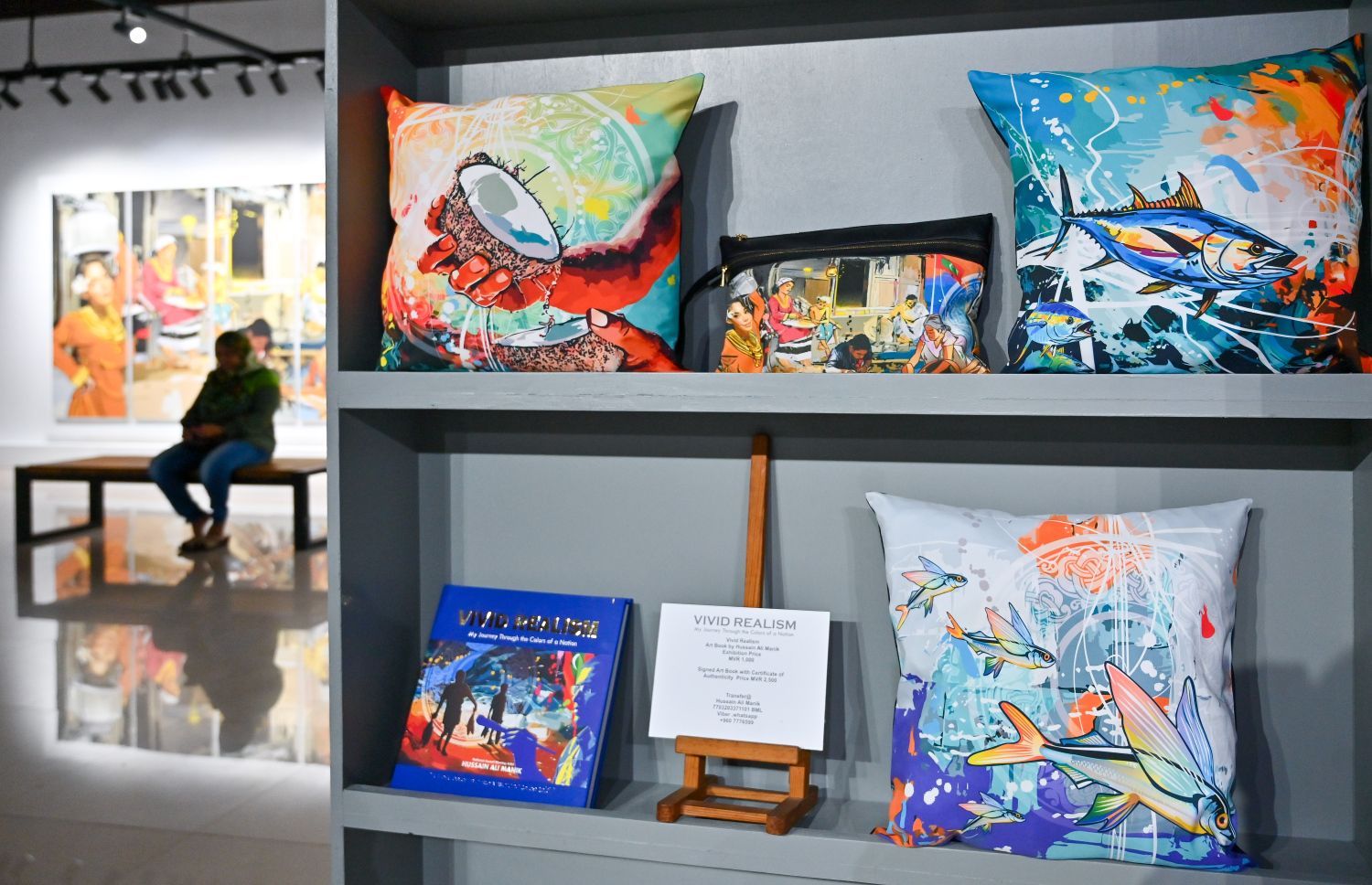 ކުރެހުންތެރިޔާ ހުސައިން އަލިމަނިކުގެ "ވިވިޑް ރިއަލިޒަމް - ބައި ހުސައިން" އާޓް އެގްޒިބިޝަންގައި އޭނާގެ ބައެއް ކުރެހުންތައް ބޭނުންކޮށްގެން އުފައްދާފައިވާ ބައެއް ތަކެތި ދައްކާލަން ބަހައްޓާފައި.--- ފޮޓޯ: ފަޔާޒު މޫސާ | މިހާރު