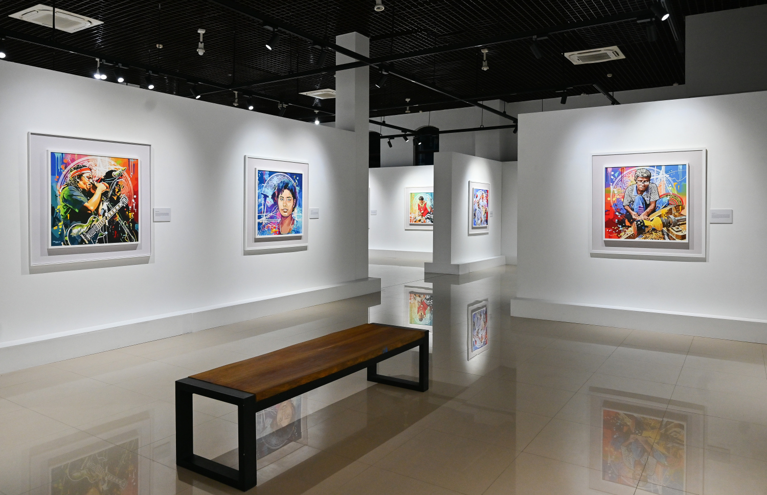 ކުރެހުންތެރިޔާ ހުސައިން އަލީ މަނިކުގެ "ވިވިޑް ރިއަލިޒަމް - ބައި ހުސައިން" އާޓް އެގްޒިބިޝަންގައި ހުސެއިންގެ ކުރެހުންތައް ދައްކާލަން ބަހައްޓާފައި.-- ފޮޓޯ: ފަޔާޒް މޫސާ | މިހާރު