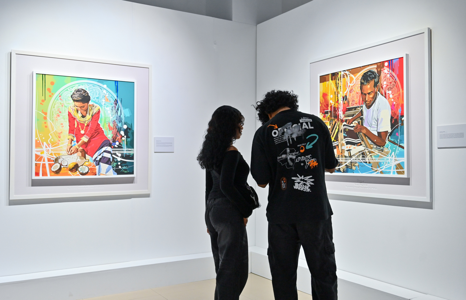 "ވިވިޑް ރިއަލިޒަމް - ބައި ހުސައިން" އާޓް އެގްޒިބިޝަނަށް ޒިޔާރަތްކުރި ބަޔަކު ކުރެހުންތެރިޔާ ހުސައިން އަލީ މަނިކުގެ ކުރެހުންތައް ބަލަނީ.-- ފޮޓޯ: ފަޔާޒު މޫސާ | މިހާރު