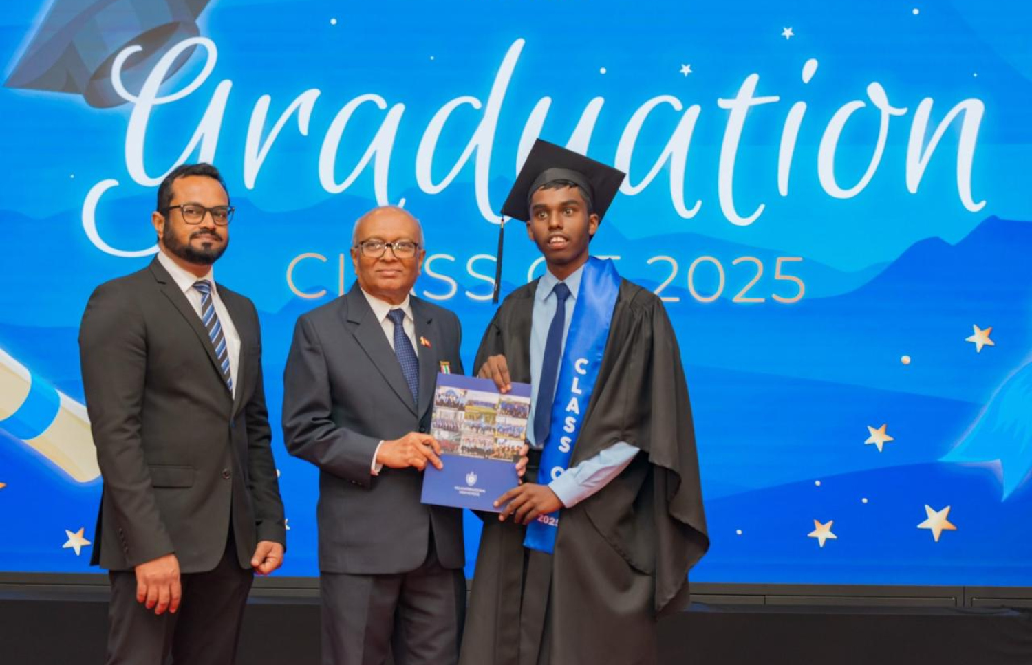 އޭ ލެވެލްގެ ގްރެޖުއޭޝަންގައި، ވިލާ ކޮލެޖުގެ ރެކްޓާ ޑރ. އަންވަރު ރަޔާނަށް ސެޓްފިކެޓް ހަވާލުކޮށްދެއްވާއިރު، އެ ސްކޫލުގެ މިހާރުގެ ޕްރިންސިޕަލް މުސްތަފާ މަޑުކޮށްލައްވައިގެން.