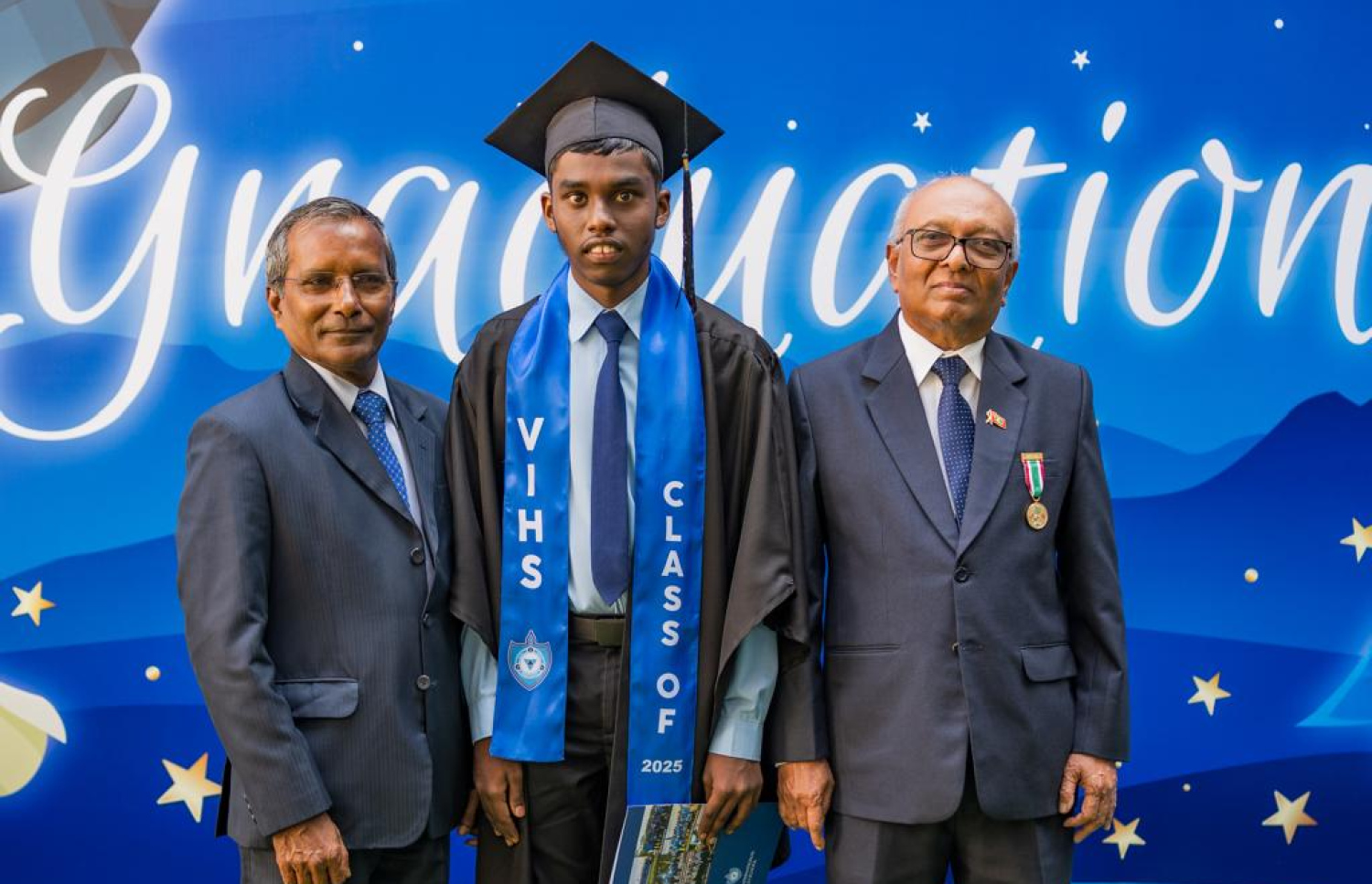 ރަޔާން، ވިލާ ކޮލެޖުގެ ރެކްޓާ ޑރ. އަންވަރު (ކ) އަދި ވިލާ ހައި ސްކޫލުގެ ކުރީގެ ޕްރިންސިޕަލް ސައީދާއެކު.