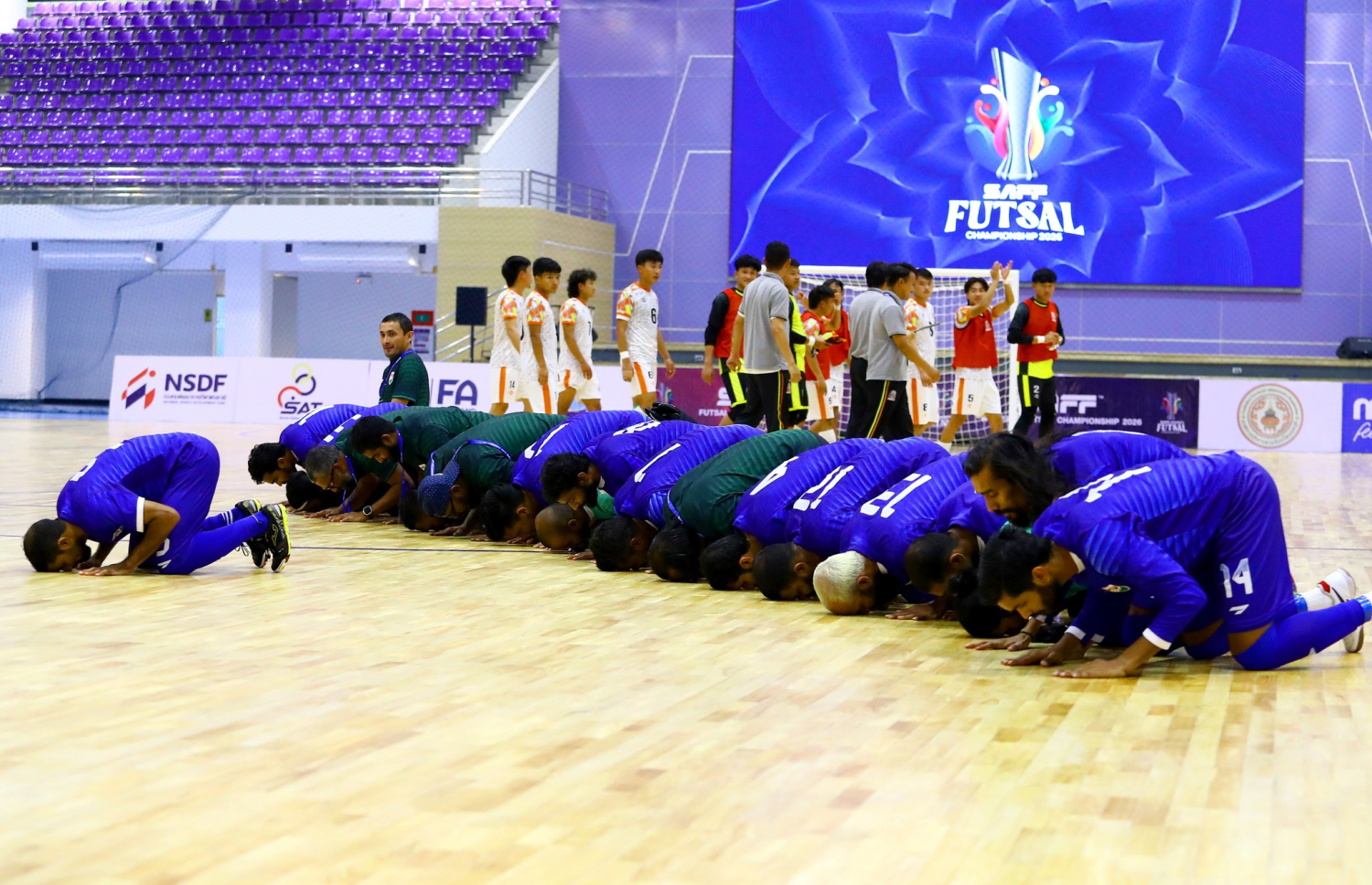 ޗެމްޕިއަންކަން ކަށަވަރު ކުރުމަށް ފަހު ރާއްޖޭގެ ފުޓްސަލް ޓީމު ޝުކުރުގެ ސަޖިދައަކަށް ތިރިވެގެން.-- ފޮޓޯ: ފުޓްސަލް އެންޑް ބޯޒް ސޮކާ އިންޓަނޭޝަނަލް