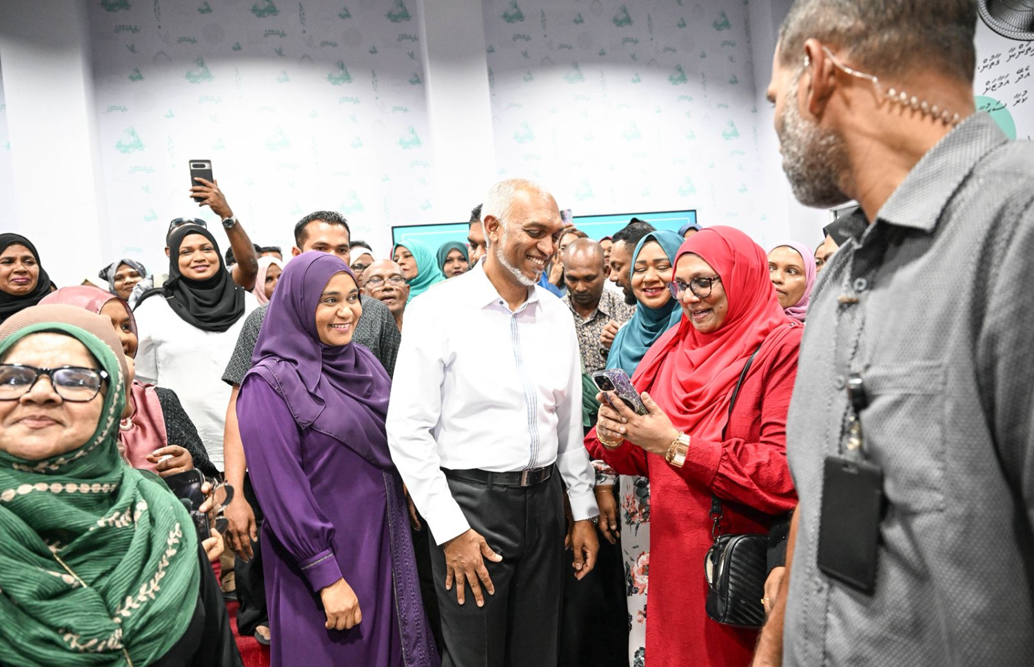 ޕީއެންސީ ޖަގަހައިގައި އިއްޔެ ހަވީރު ބޭއްވި ހަރަކާތުގައި ރައީސް މުއިއްޒުގެ ދެކަނބަލުން ސަޕޯޓަރުންނާ އެކު.