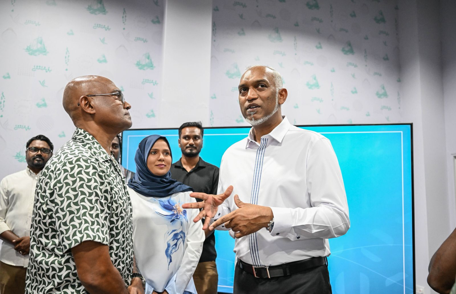 ޕީއެންސީ އޮފީހުގައި ބޭއްވި ހަރަކާތެއްގައި ރައީސް މުއިއްޒު، މޫސާ ޖަލީލާ ވާހަކަފުޅު ދައްކަވަނީ.