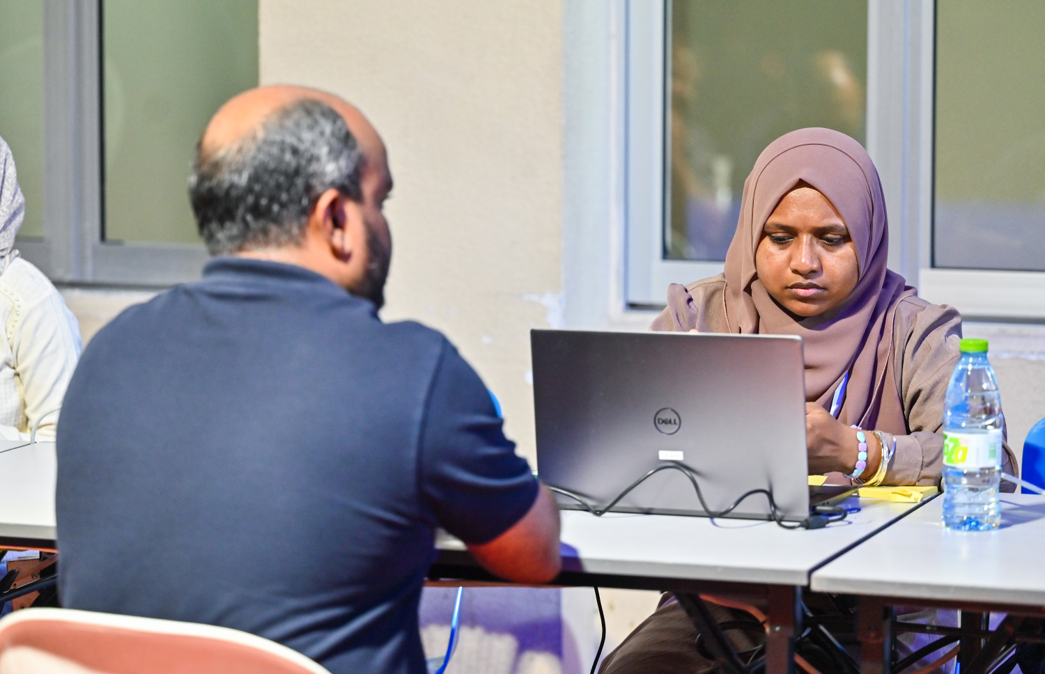 ސޯޝަލް ސެންޓަރުގައި މަސްދަޅު ކޭސް ބަލައި ދިޔަ މީހެއްގެ މައުލޫމާތު ސާފުކުރަނީ -- ފޮޓޯ: ފަޔާޒު މޫސާ | މިހާރު