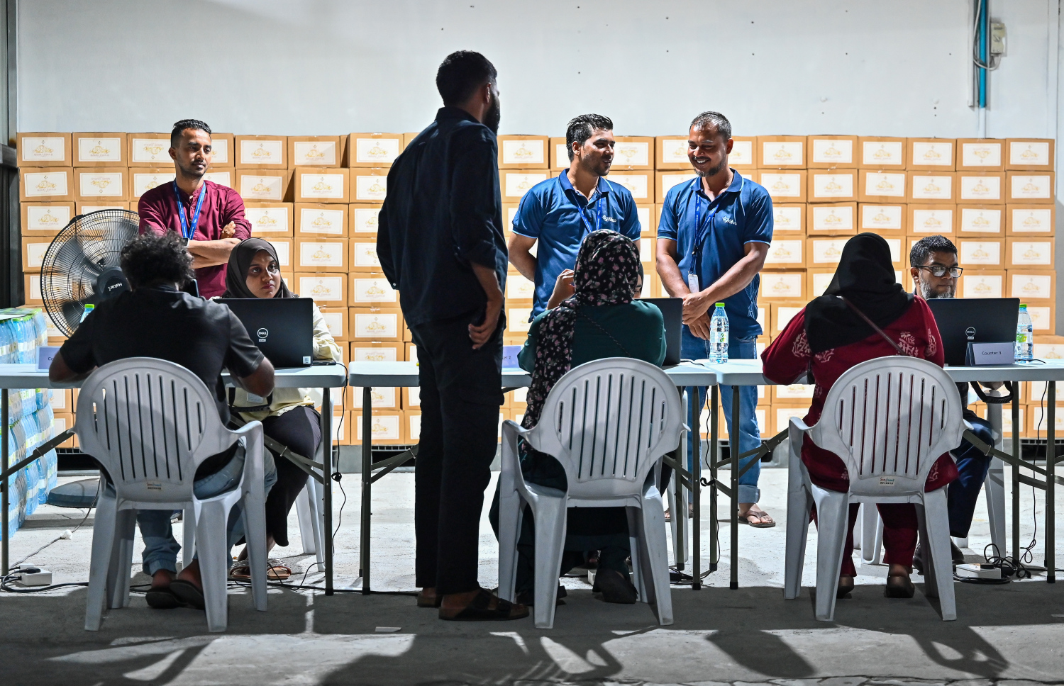 މާލޭ ސަރަހައްދުގައި ދިރިއުޅޭ މީހުންނަށް ސަރުކާރުން ހަދިޔާ ކުރާ މަސްދަޅު ކޭސް ބެހުމުގެ މަސައްކަތް މިފްކޯއިން މަރުކަޒުގައި ކުރިއަށް ދަނީ.-- ފޮޓޯ: ނިޝާން އަލީ | މިހާރު