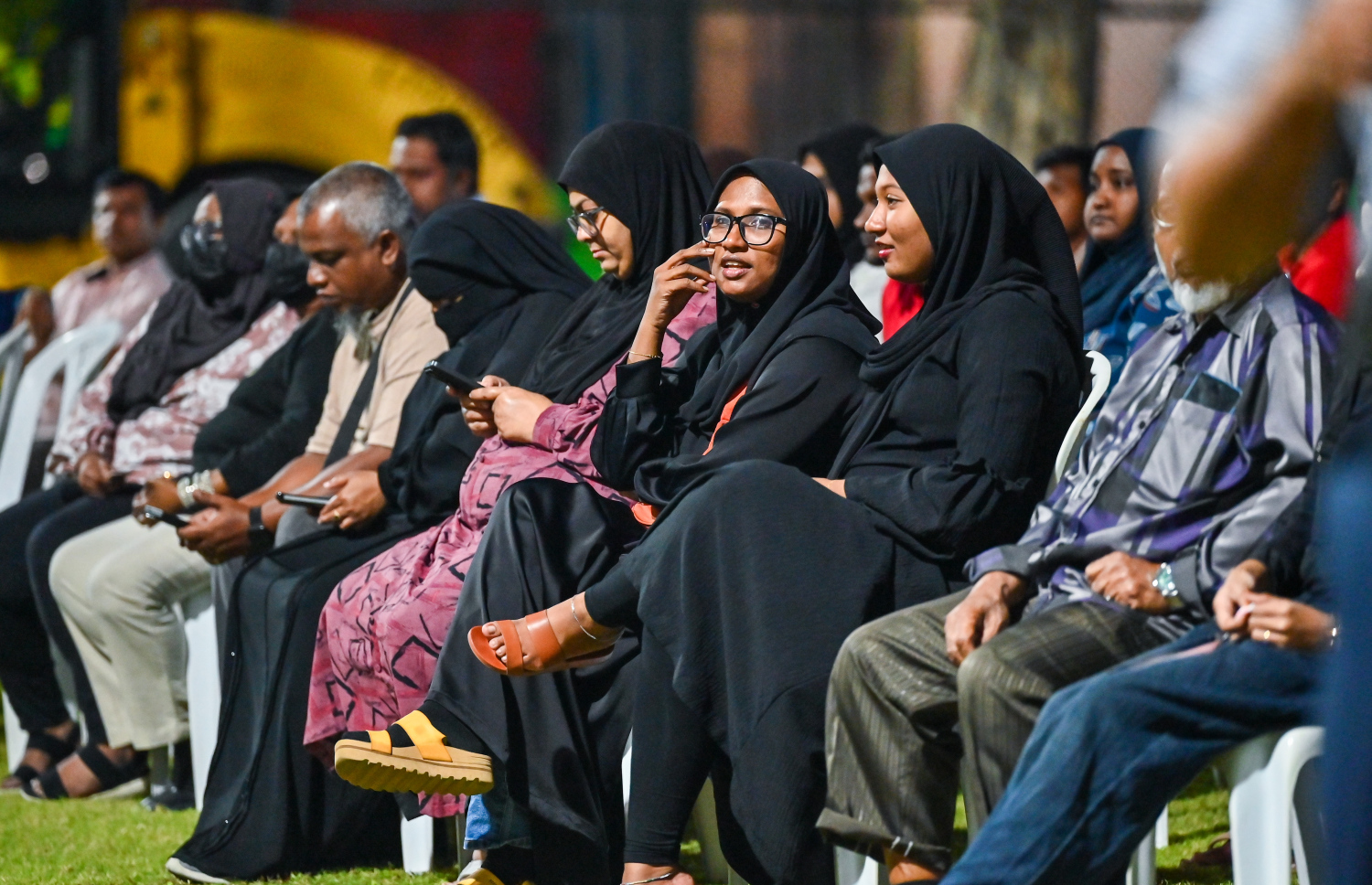 ކުރިއަށް އޮތް ރޯދަ މަހަށް ގޭބިސީތަކަށް ސަރުކާރުން ހަދިޔާކުރާ މަސްދަޅު ކޭސްތައް ބަލާ އައި މީހުން ހެންވޭރު ދަނޑުގައި. ރޭ އެކަނި 4،000 އަށްވުރެ ގިނަ މީހުން ޓޯކެން ނަގާފައިވޭ -- ފޮޓޯ: ފަޔާޒު މޫސާ | މިހާރު