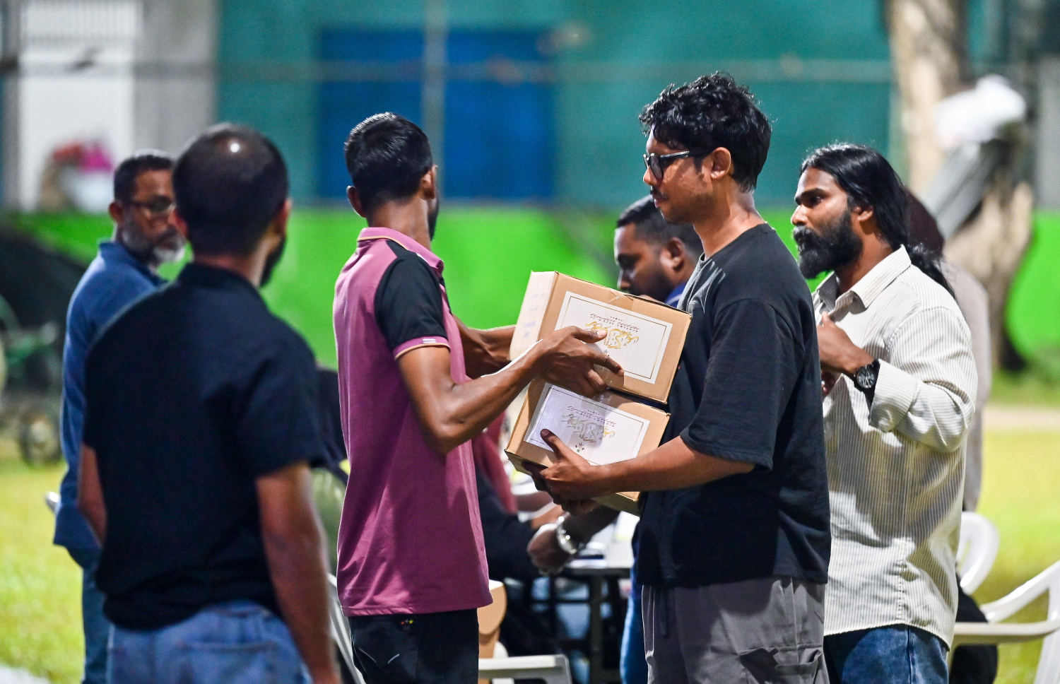 ކުރިއަށް އޮތް ރޯދަ މަހަށް ގޭބިސީތަކަށް ސަރުކާރުން ހަދިޔާކުރާ މަސްދަޅު ކޭސްތައް މާލެ ސަރަހައްދުން ދޫކުރަން ފެށުމުން މީހުން މަސްދަޅު ކޭސްތައް ނަގަނީ -- ފޮޓޯ: ފަޔާޒު މޫސާ | މިހާރު