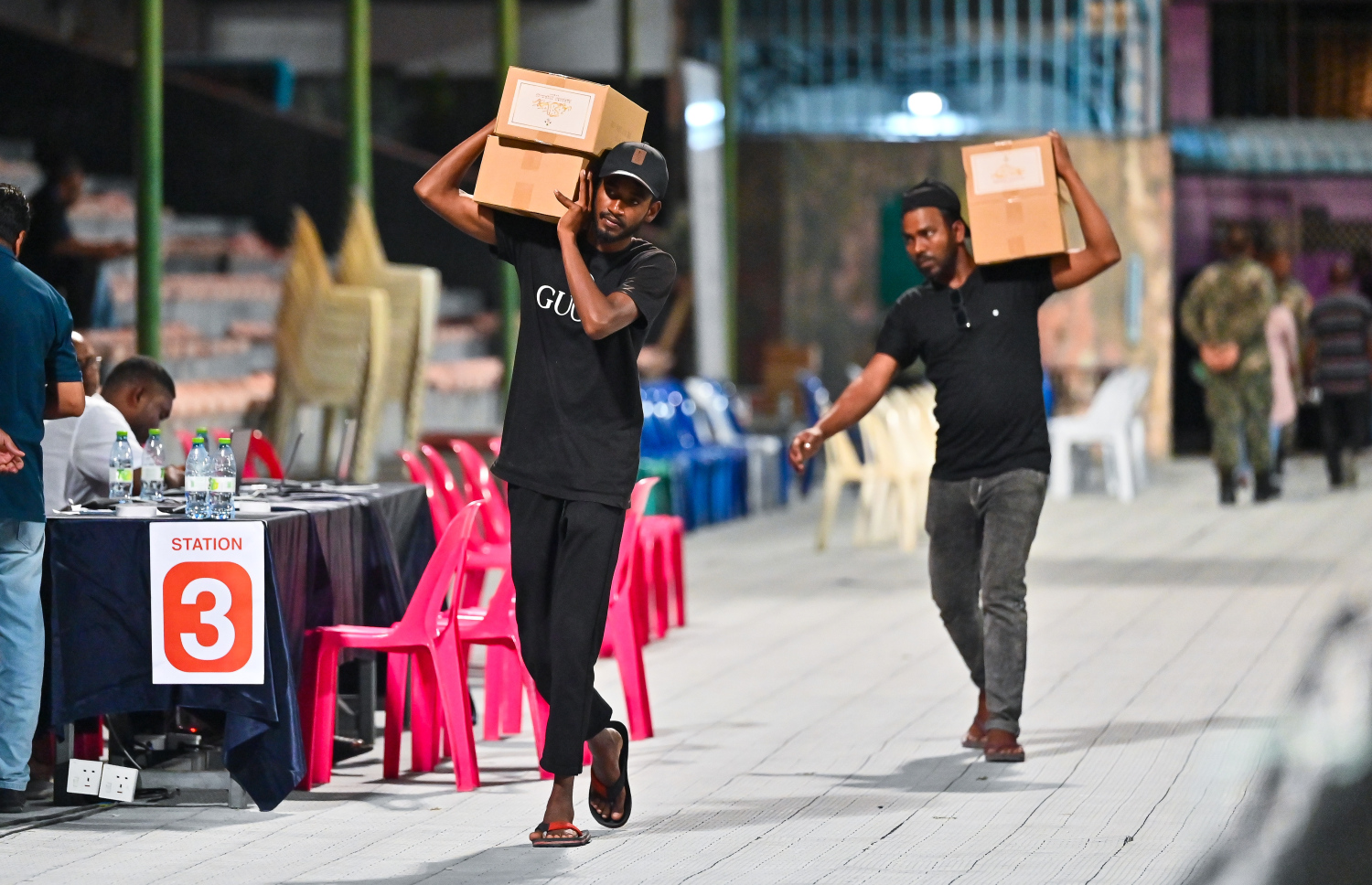 މަސްދަޅު ކޭސް ހިފައިގެން ބަޔަކު ދަނީ. -- ފޮޓޯ: މިހާރު