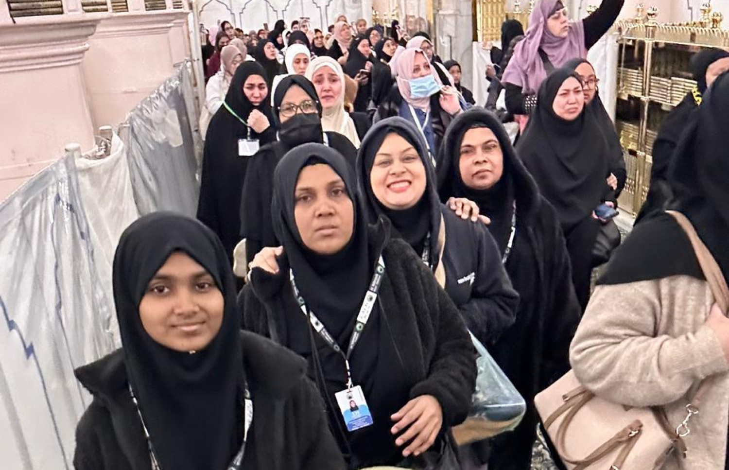 އަލް މަނާސިކް ގްރޫޕާއި އެކު ދިޔަ އުމްރާވެރިންތަކެއް. -- ފޮޓޯ: އަލް މަނާސިކް