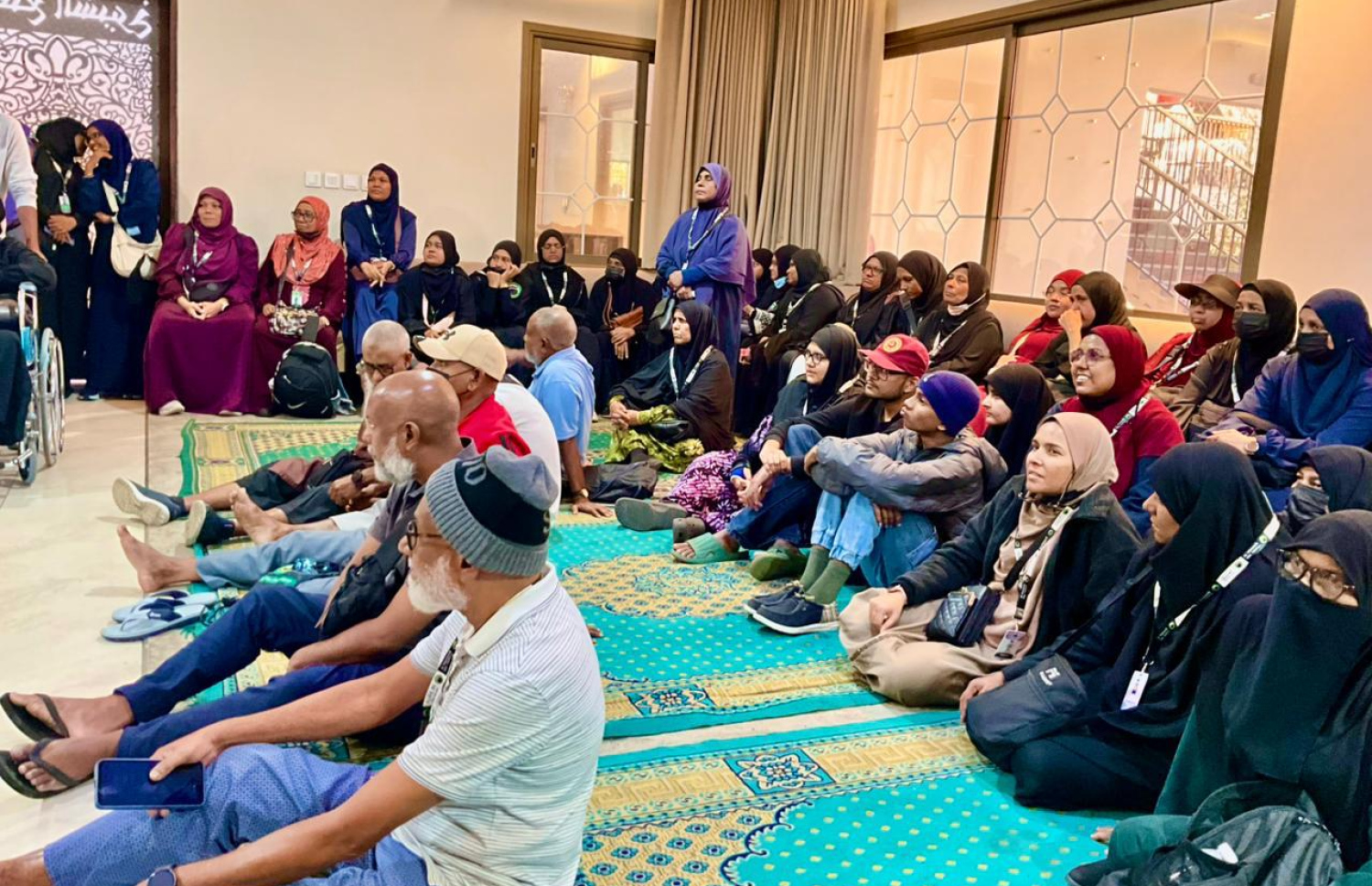 އަލް މަނާސިކް ހްރޫޕާއި އެކު ދިޔަ އުމްރާވެރިންނަށް ސެޝަނެއް ނަގައިދެނީ. -- ފޮޓޯ: އަލް މަނާސިކް