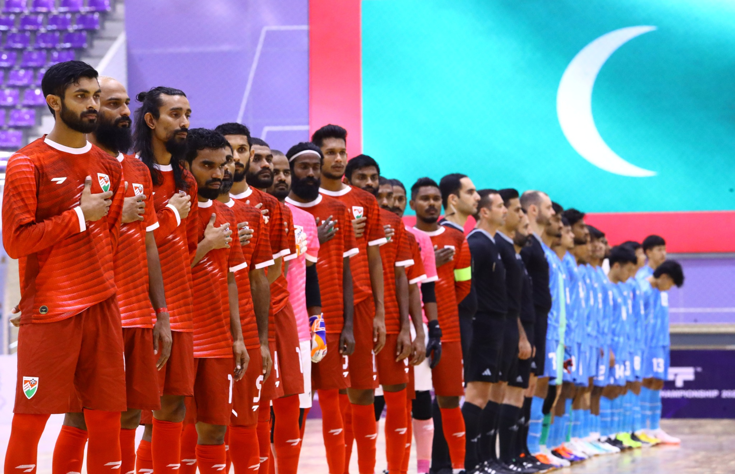 މުބާރާތުގެ މެޗަކަށް ނުކުތުމުގެ ކުރިން ގައުމީ ފުޓްސަލް ޓީމުގެ ކުޅުންތެރިން ގައުމީ ސަލާމަށް ހުއްޓިގެން --- ފޮޓޯ: ސާފް