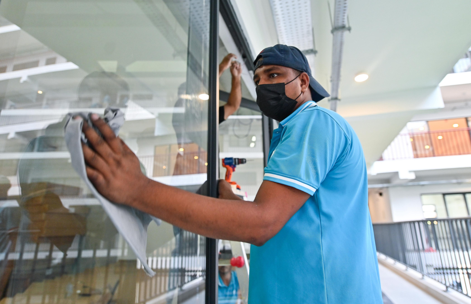 ހުޅުމާލެ 2 ގައި މާދަމާ އަލަށް ހުޅުވާ ޝަހީދު އަލީ ސްކޫލުގައި ކިޔަވަން ފެށުމުގެ ކުރިން އެ ސްކޫލުގެ ކްލާސްރޫމްތަކުގައި ހުރި ބިއްލޫރިތައް ސާފުކުރަނީ.--- ފޮޓޯ: ފަޔާޒު މޫސާ | މިހާރު