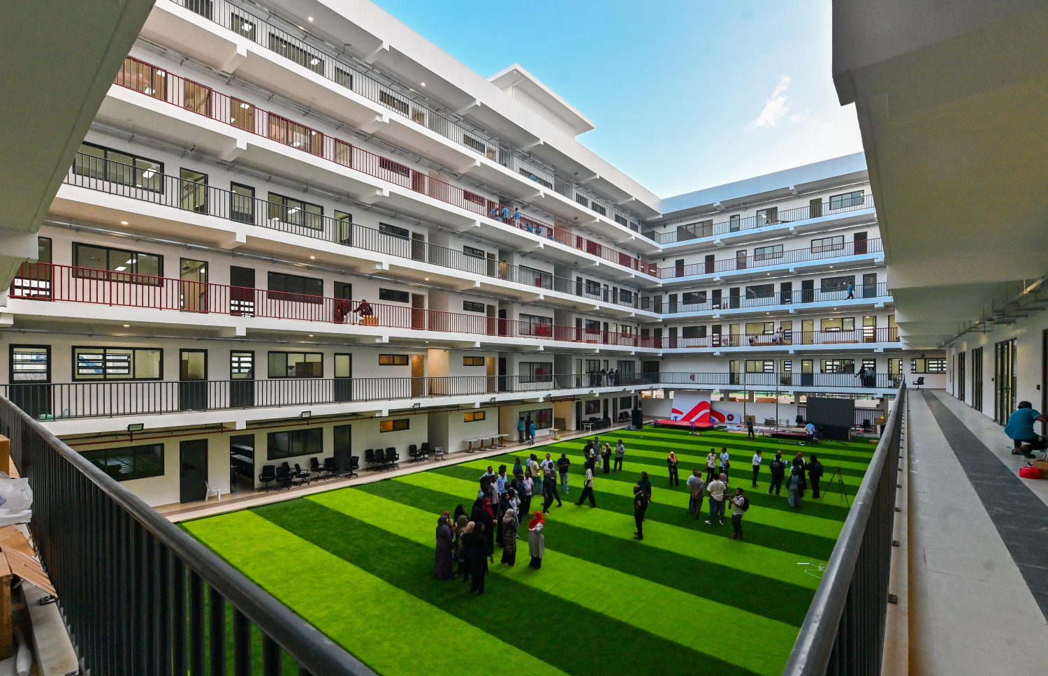 މާދަމާ ފަށާ ދިރާސީ އާ އަހަރުގެ ކިޔެވުމާ އެކު ހުޅުމާލެ 2 ގައި އަލަށް ހުޅުވާ ޝަހީދު އަލީ ސްކޫލުން އެންމެ ފަހުގެ ތައްޔާރީތައް މިއަދު ވަނީ.---ފޮޓޯ: ފަޔާޒު މޫސާ| މިހާރު