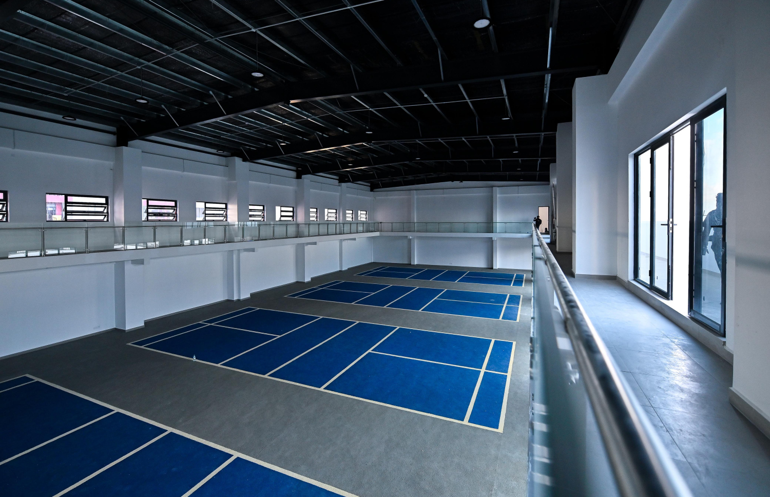 ހުޅުމާލެ 2 ގައި އަލަށް ހުޅުވާ ޝަހީދު އަލީ ސްކޫލްގައި އެކި ކުޅިވަރުތަކަށް ހާއްސަ ކޮށްފައިވާ ހޯލް: މިއީ މާލެ ސަރަހައްދުގައި މިހާތަނަށް އިމާރާތްކުރި އެންމެ ޒަމާނީ ސްކޫލް އިމާރާތް ކަމަށް އެޑިއުކޭޝަން މިނިސްޓަރު އިސްމާއިލް ވިދާޅުވި.---ފޮޓޯ: ފަޔާޒު މޫސާ| މިހާރު