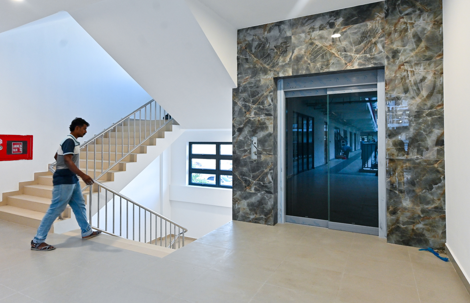 މާދަމާ ފަށާ ދިރާސީ އާ އަހަރުގެ ކިޔެވުމާ އެކު ހުޅުމާލެ 2 ގައި އަލަށް ހުޅުވާ ޝަހީދު އަލީ ސްކޫލު ދަރިވަރުން ބޭނުން ކުރާނެ ލިފްޓު: މި ސްކޫލުގެ ހުރިހާ ލިފްޓުގެ އެތެރެ ފެންނަ ގޮތަށް ދޮރު ހުންނާނީ ބިއްލޫރިން.--- ފޮޓޯ: ފަޔާޒު މޫސާ | މިހާރު