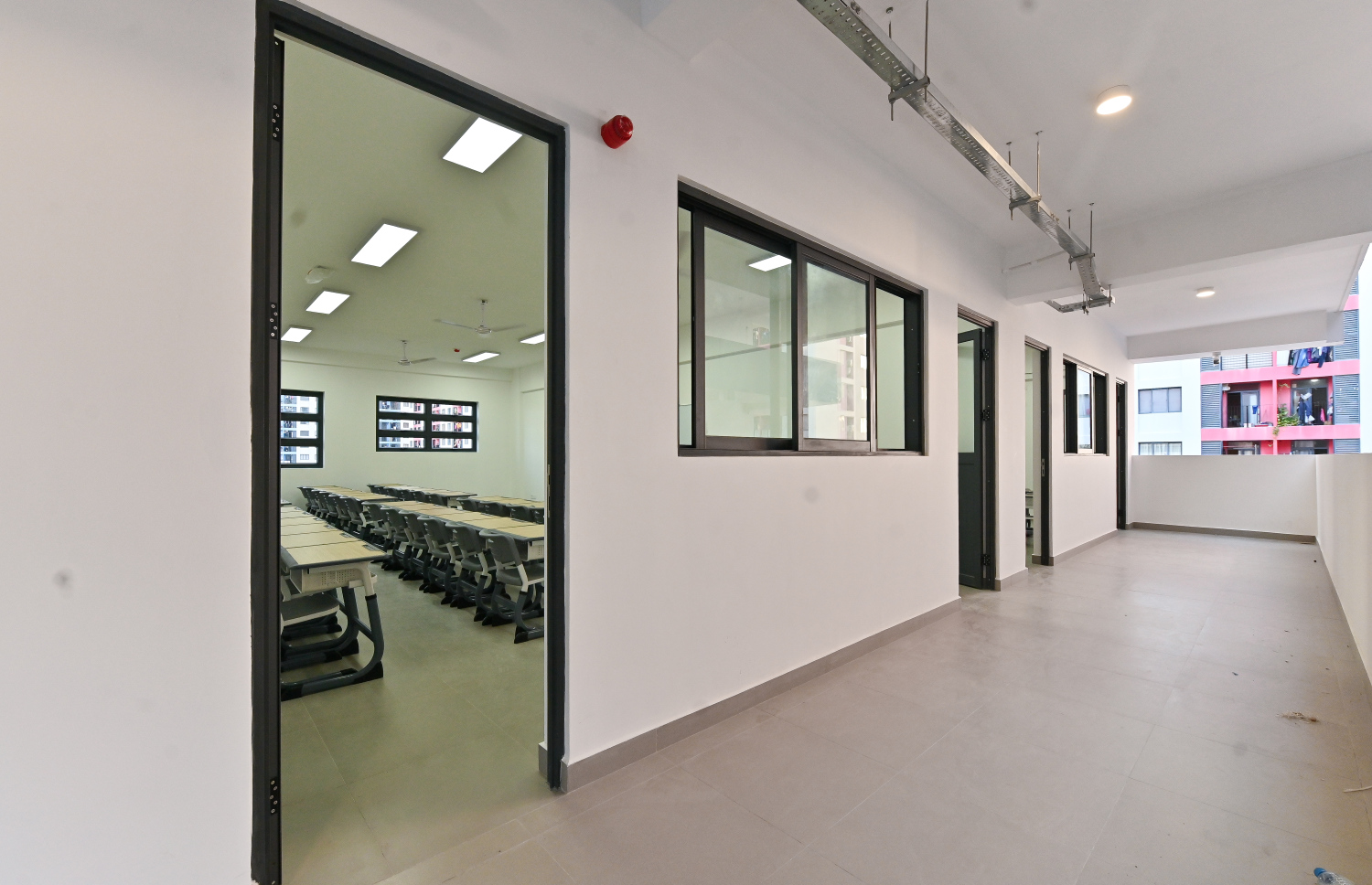 ހުޅުމާލެ 2 ގައި އަލަށް ހުޅުވި ޝަހީދު އަލީ ސްކޫލުގެ ކްލާސް ރޫމްތައް. މި ސްކޫލުގައި 32 ކުދިންގެ ޖާގައިގެ 54 ކްލާސްރޫން ހުރޭ -- ފޮޓޯ: ފަޔާޒު މޫސާ | މިހާރު