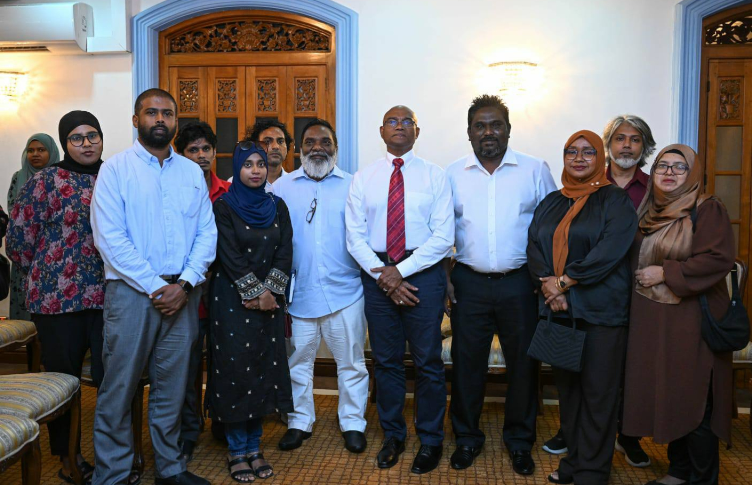 މާލެ ރަށްވެހިންގެ ޖަމިއްޔާގެ މެމްބަރުން ޑެޕިއުޓީ މޭޔަރު އަރީޝް އަދި ޕީއެންސީގެ ޓިކެޓުގައި މާލޭގެ މޭޔަރުކަމަށް ވާދަކުރައްވާ މޫސާ އަލީ ޖަލީލާ އެކު ފޮޓޯއެއް ނަގަނީ.---ފޮޓޯ: މާލެ ރަށްވެހިންގެ ޖަމިއްޔާ