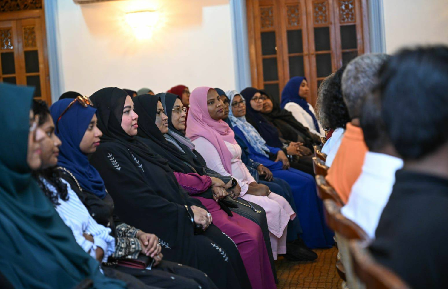 ރައީސް މުއިއްޒާ އެކު މުލީއާގޭގައި ބޭއްވި ބައްދަލުވުމަށް ހާޒިރުވި މާލޭ ރަށްވެހިންގެ ޖަމިއްޔާގެ ބައެއް މެމްބަރުން.